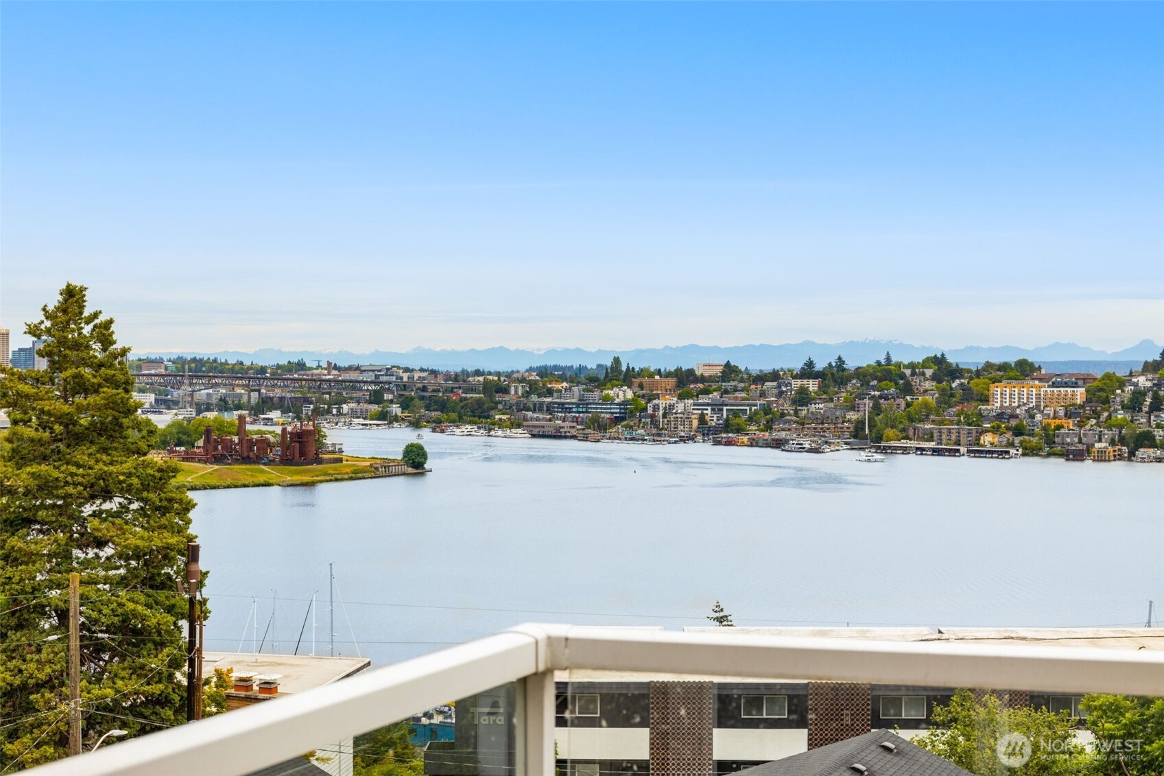 2432 Dexter Avenue N Unit: 300