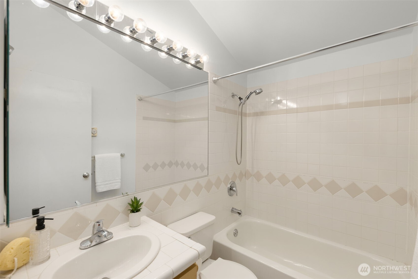 2432 Dexter Avenue N Unit: 300