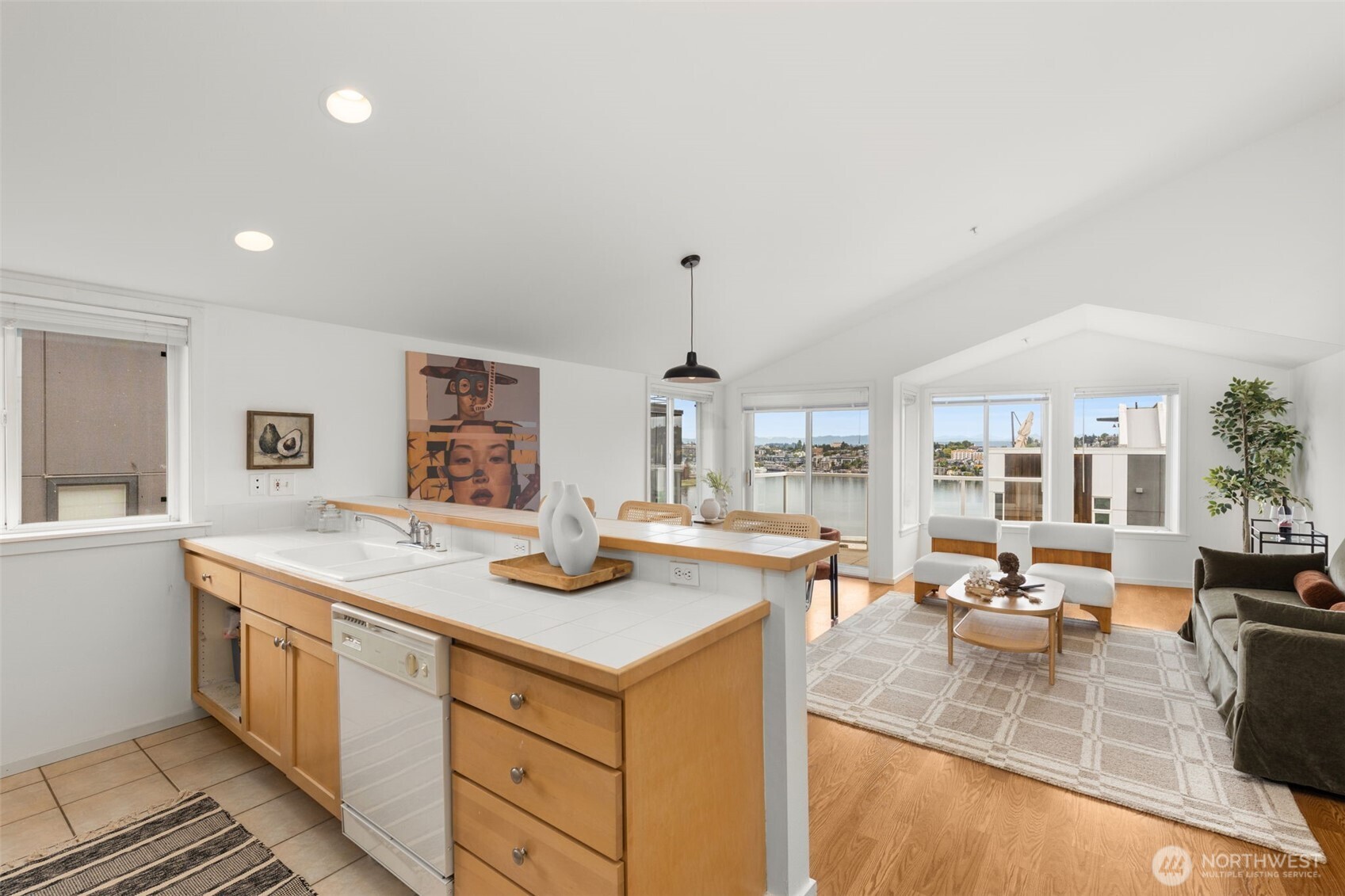2432 Dexter Avenue N Unit: 300