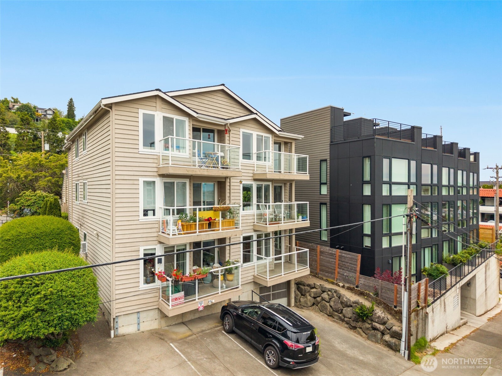 2432 Dexter Avenue N Unit: 300