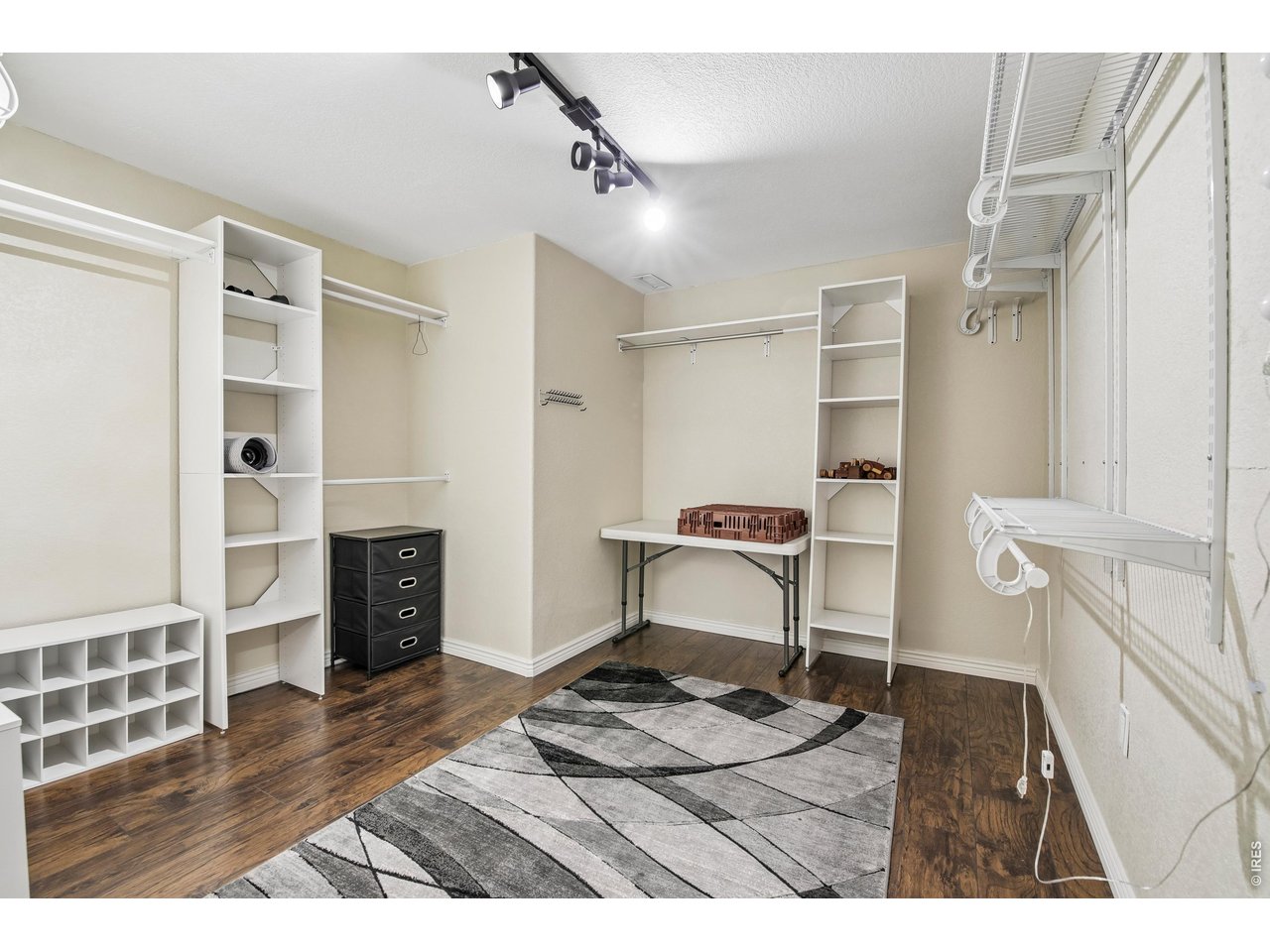 4553 Red Deer Trl