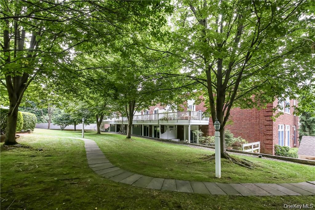 20 Whippoorwill Road E