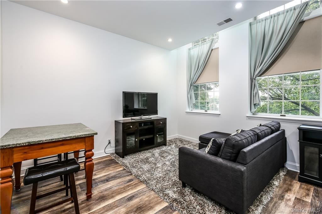 20 Whippoorwill Road E