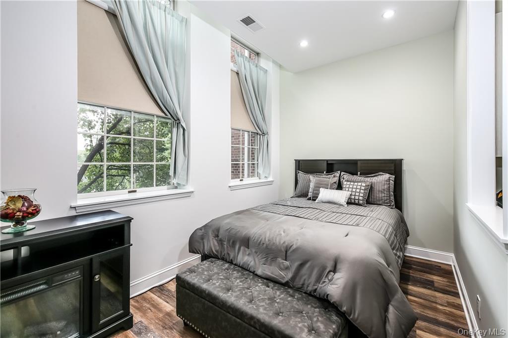 20 Whippoorwill Road E