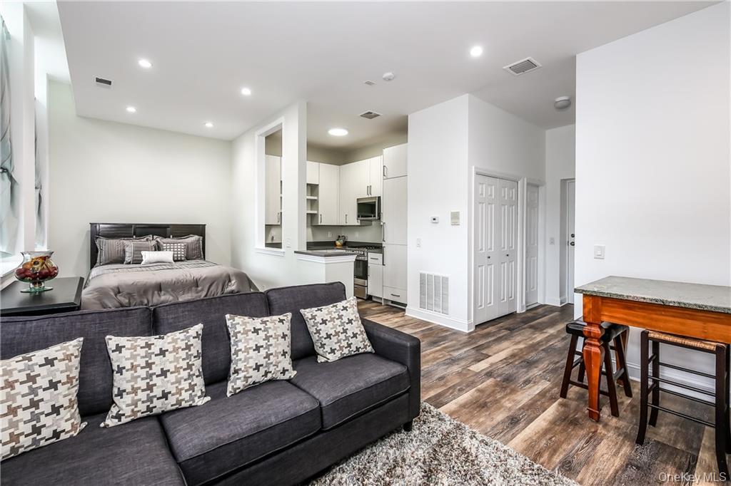 20 Whippoorwill Road E