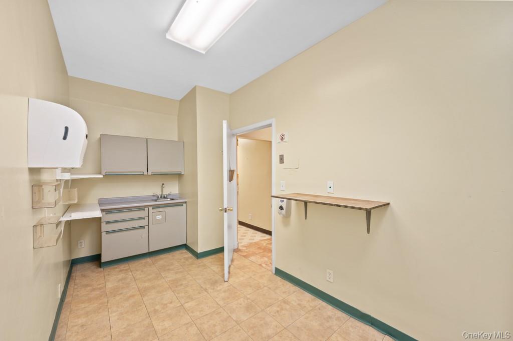 200 S Broadway Unit: 2-1 BLDG 2