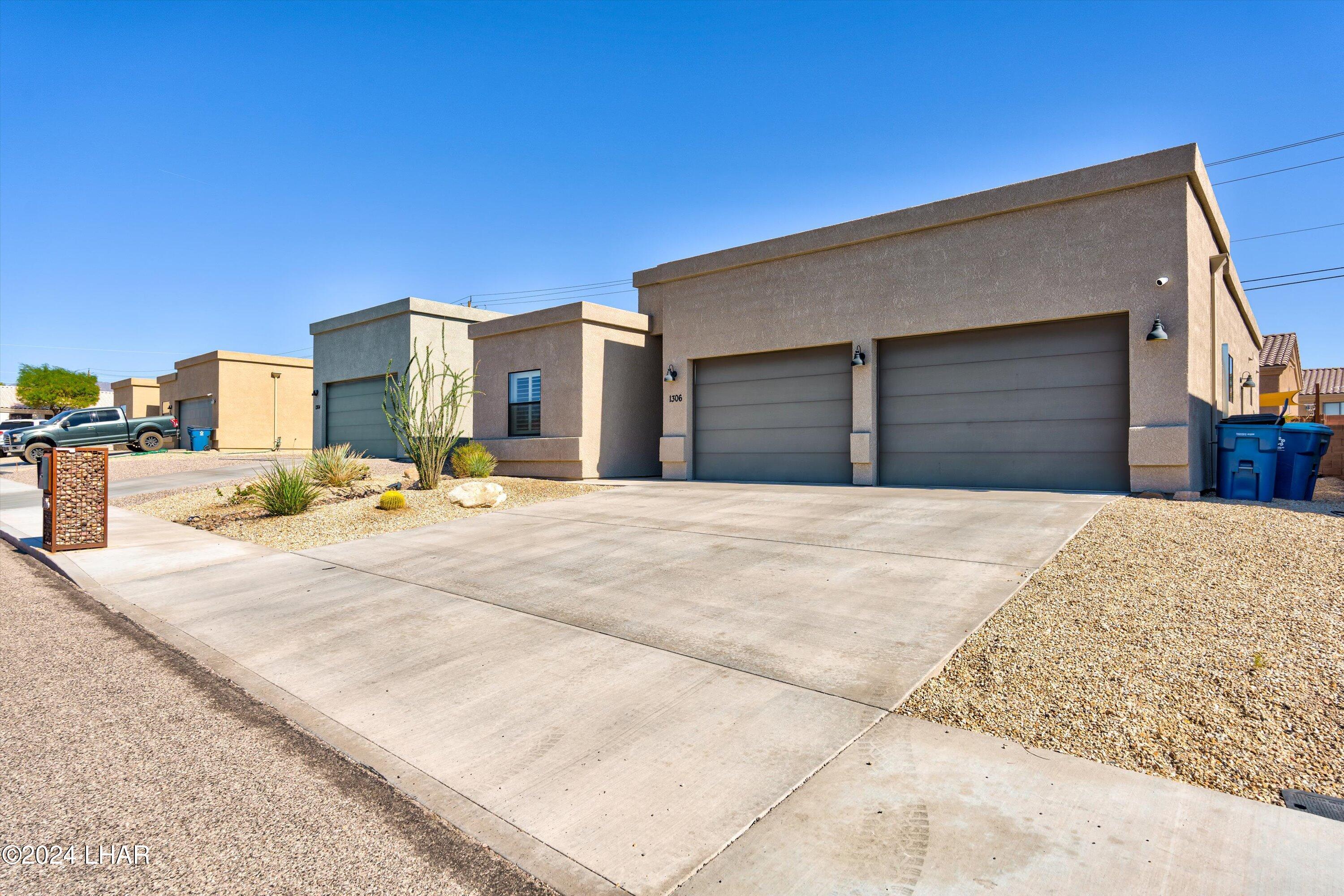 1306 Lobo Dr