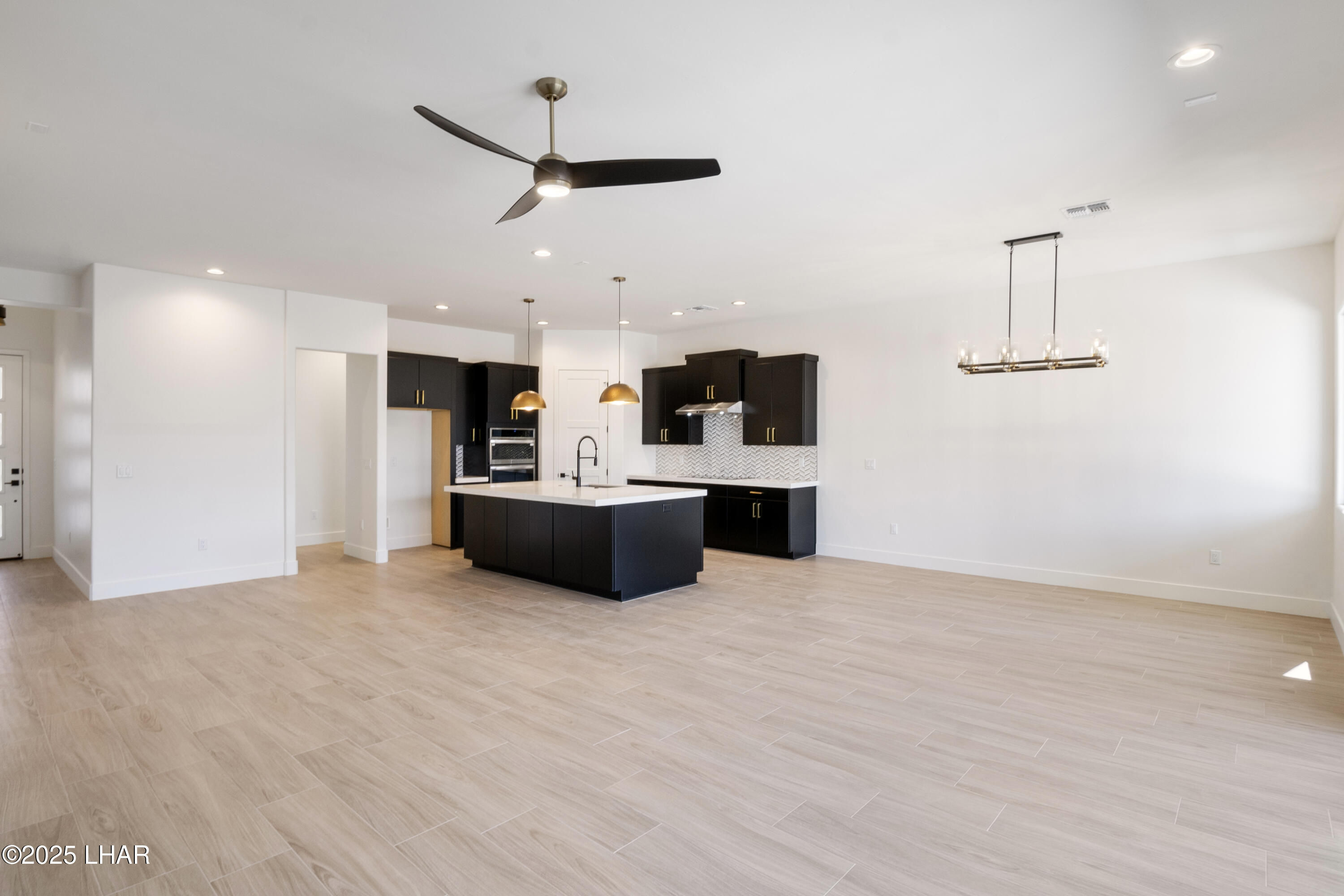 1618 E Sandra Dr, L