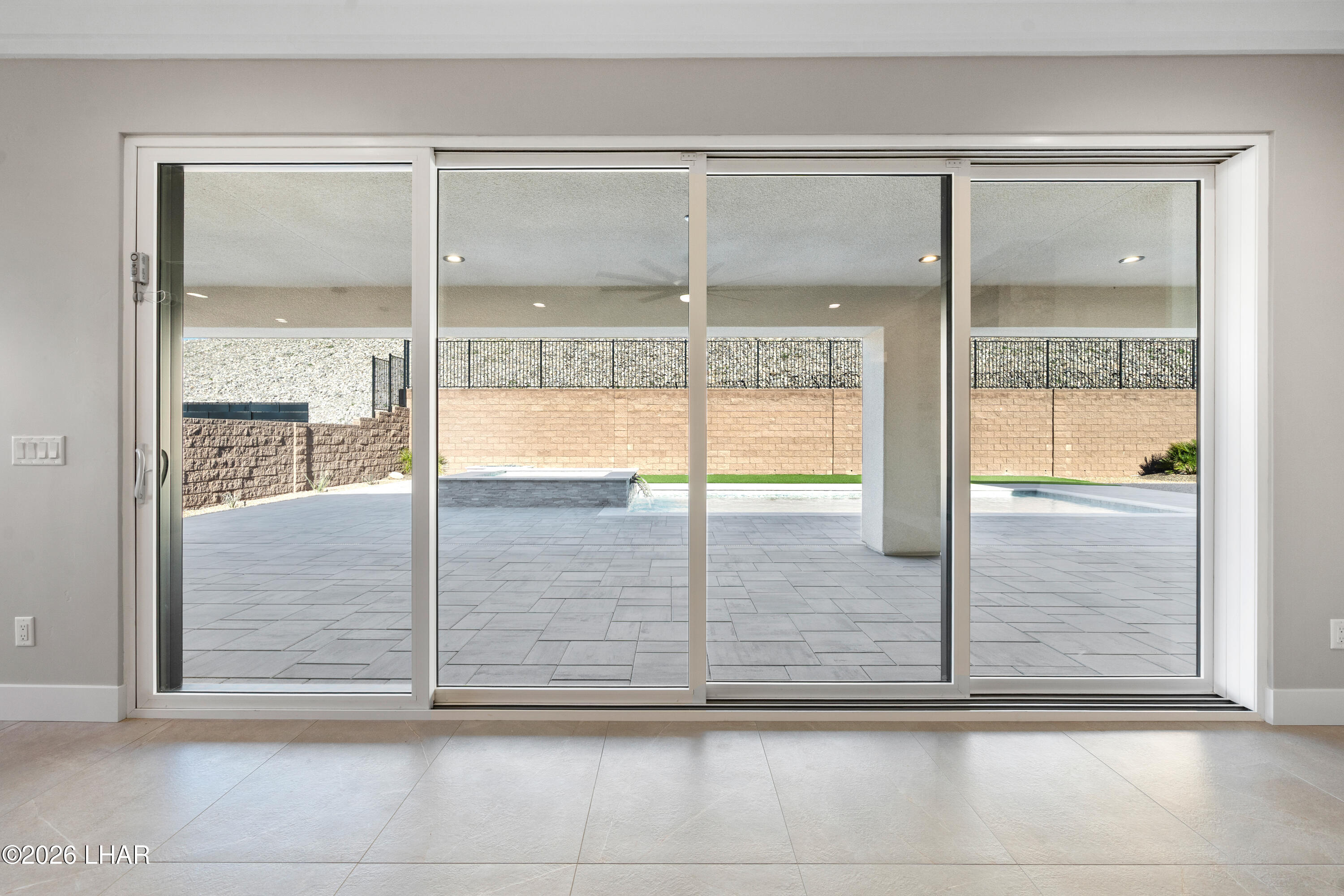 6323 Avienda De Las Colinas