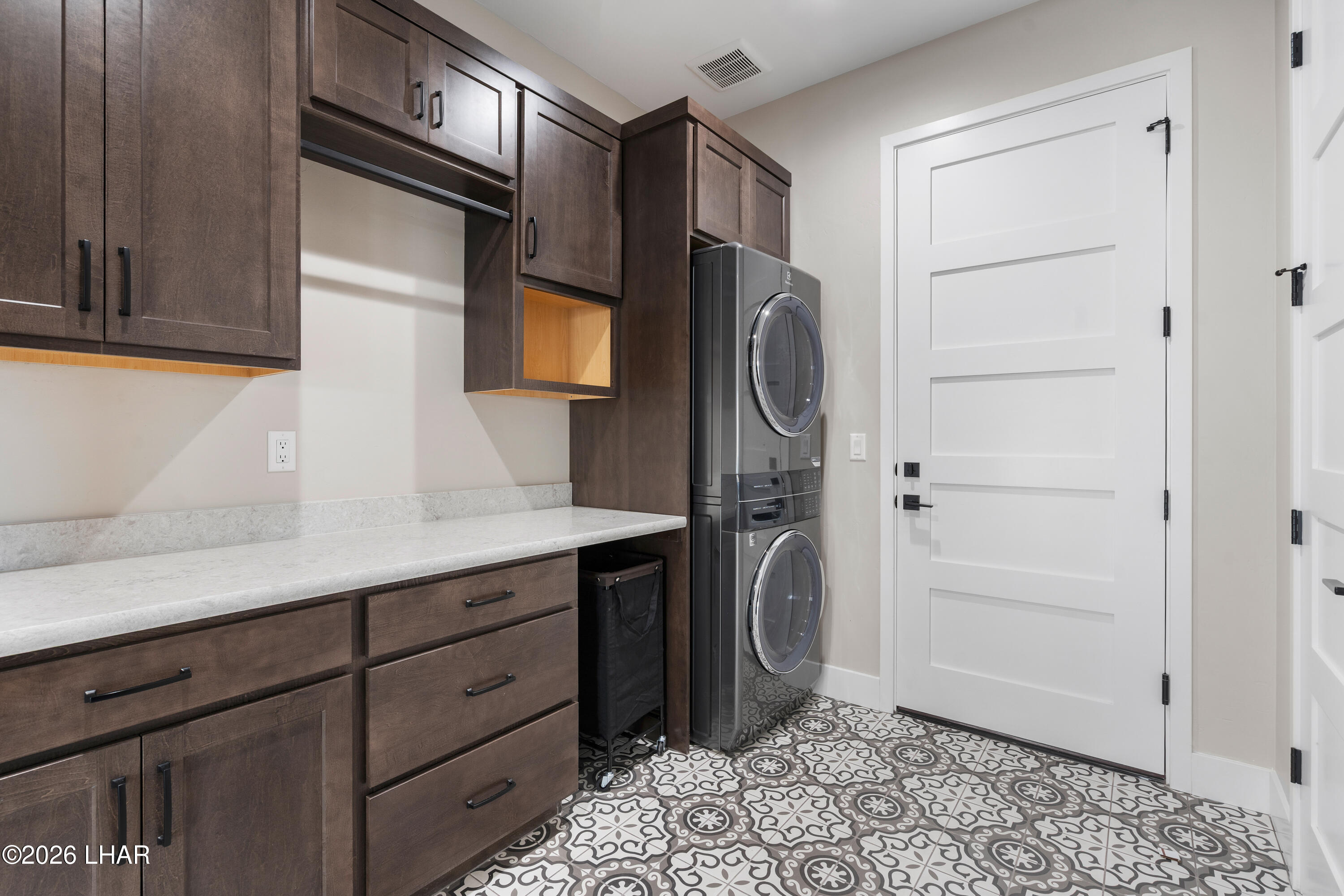 6323 Avienda De Las Colinas