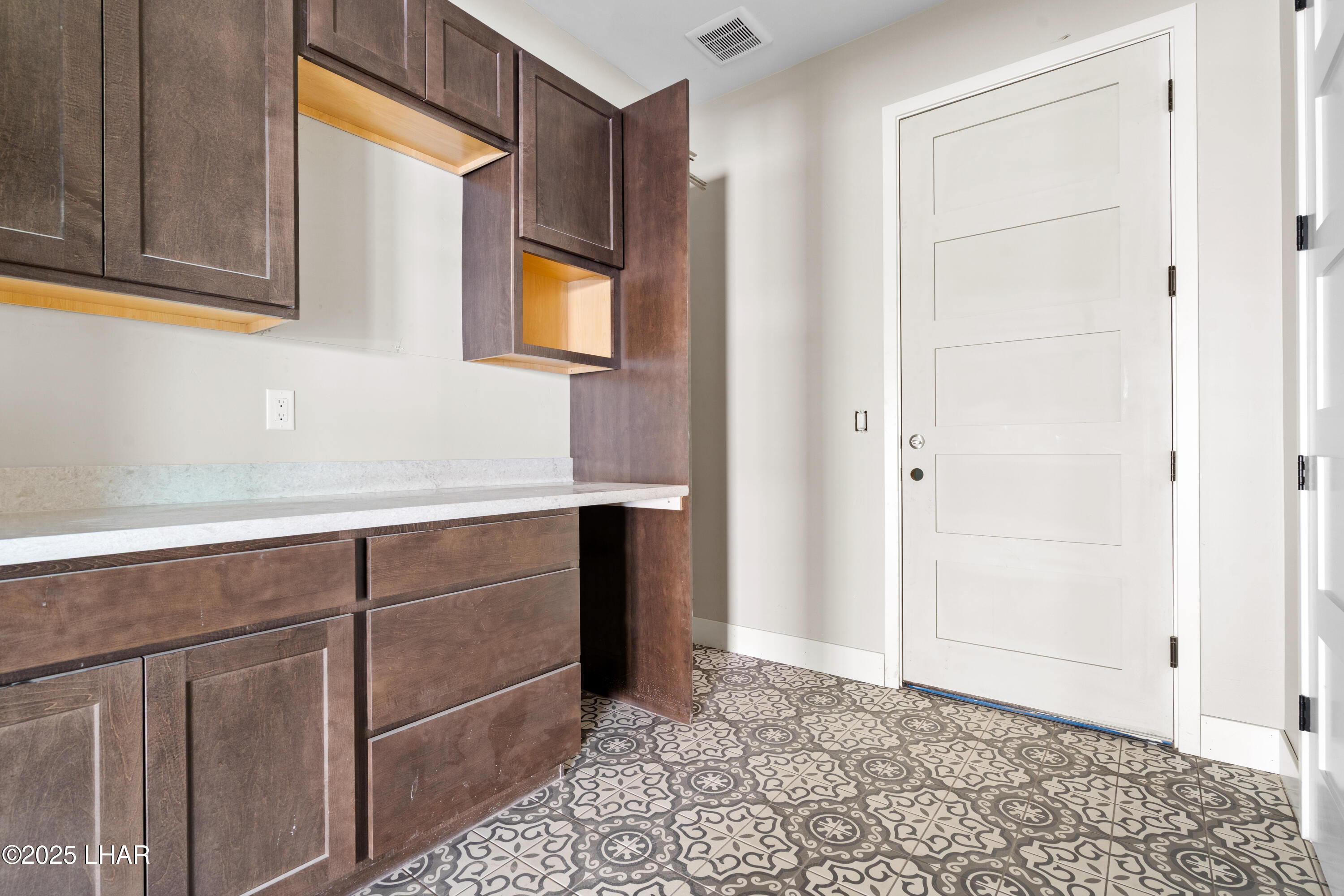 6323 Avienda De Las Colinas