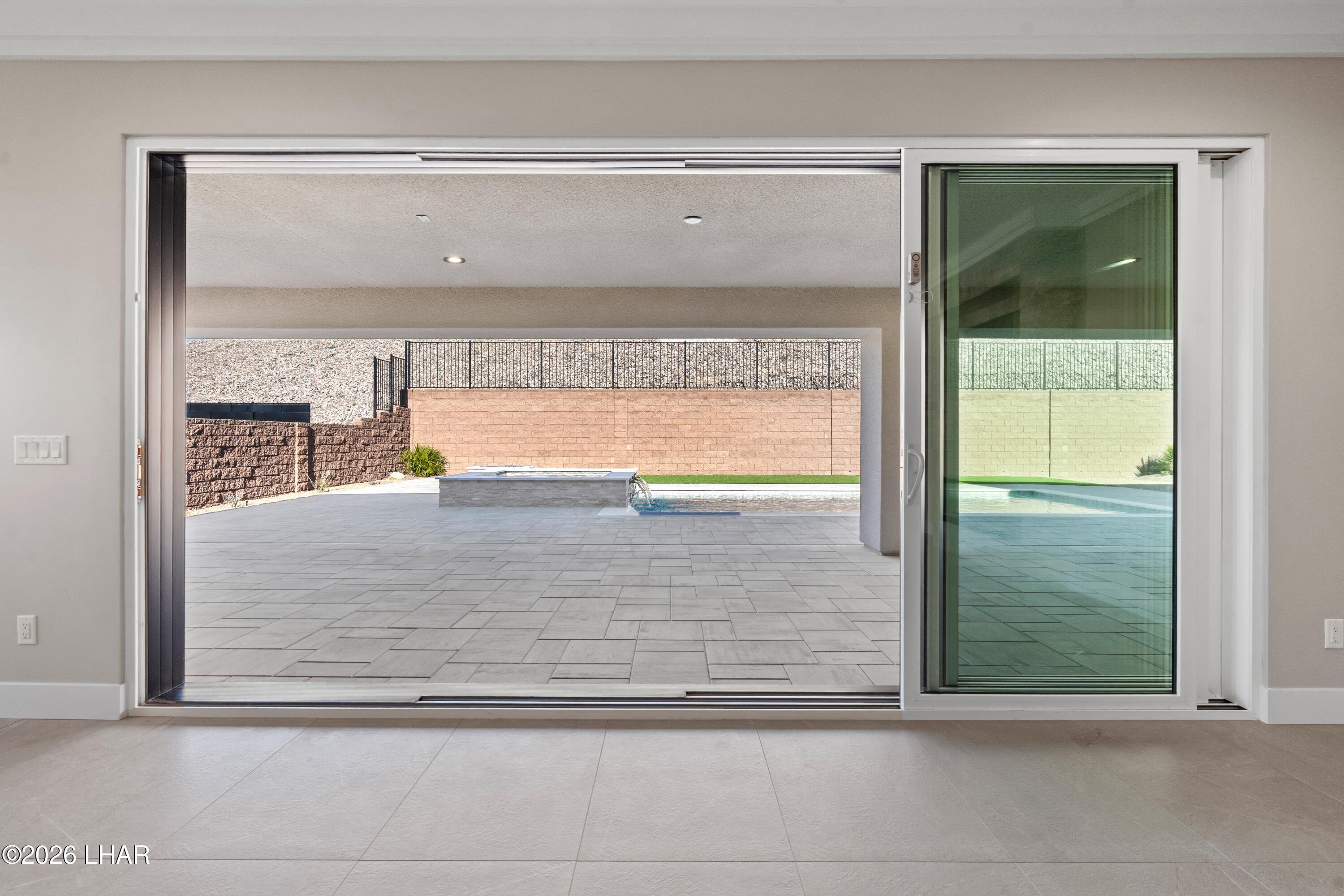 6323 Avienda De Las Colinas