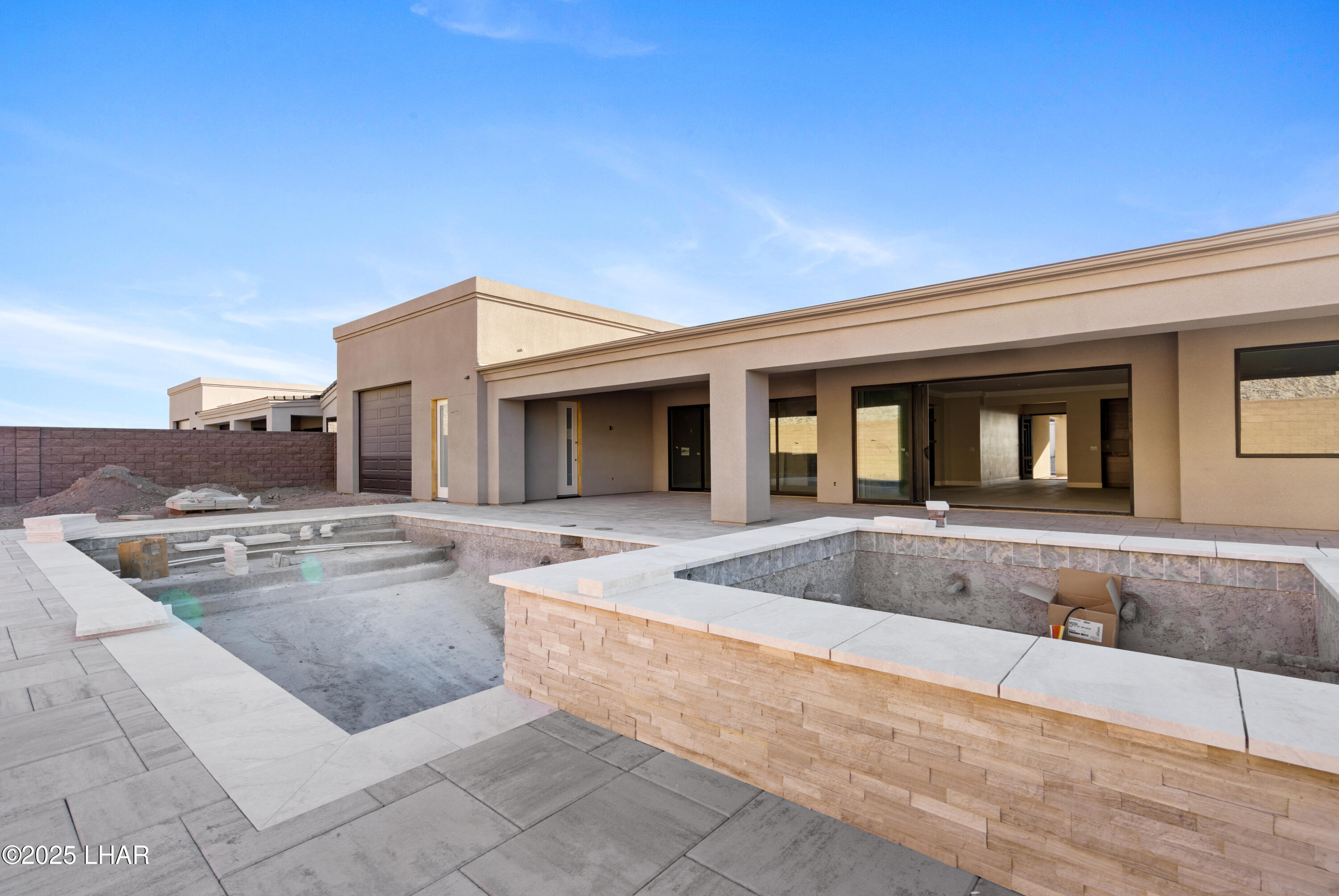 6323 Avienda De Las Colinas