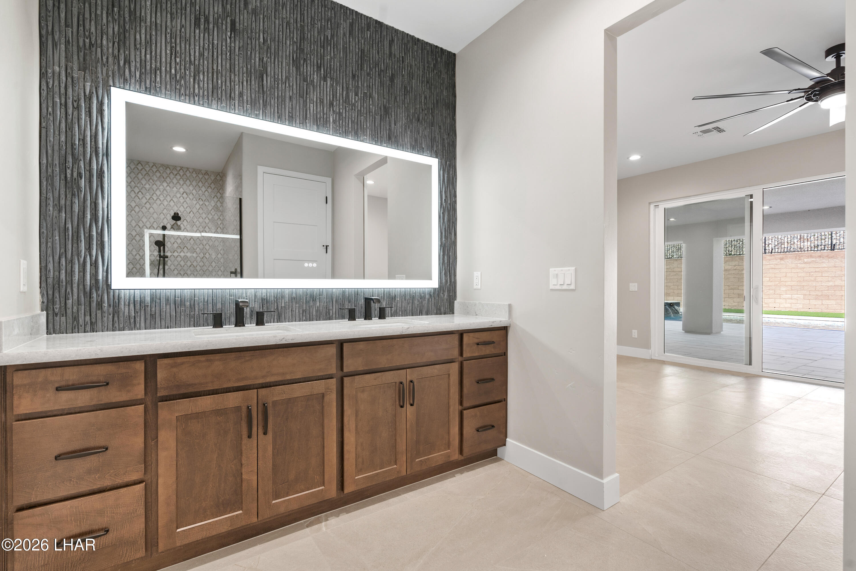 6323 Avienda De Las Colinas