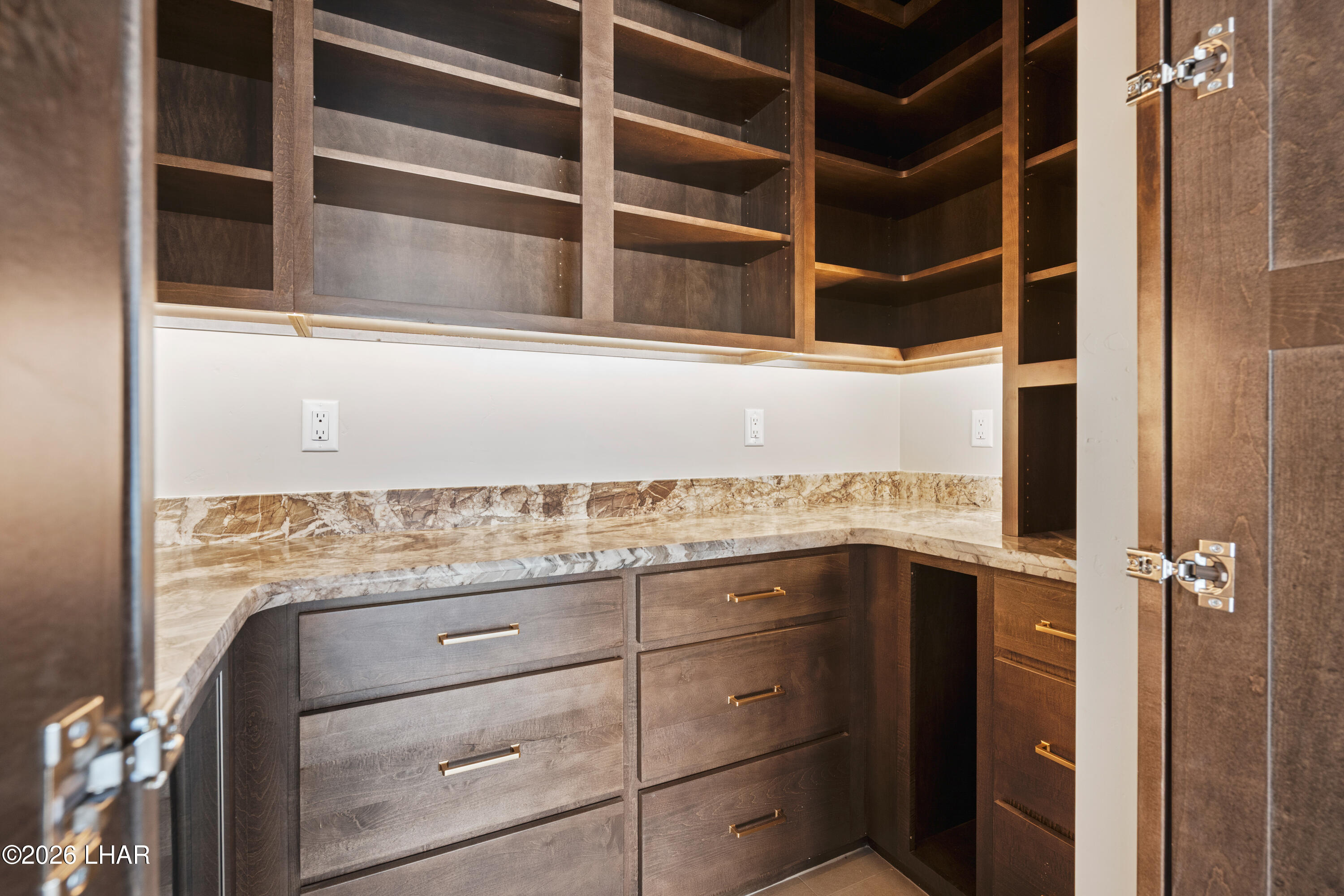 6323 Avienda De Las Colinas