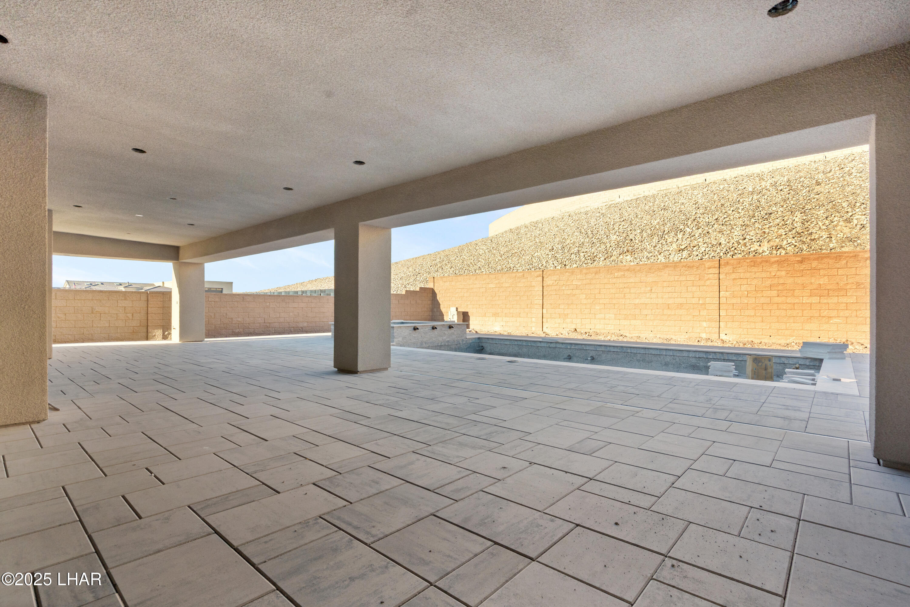 6323 Avienda De Las Colinas