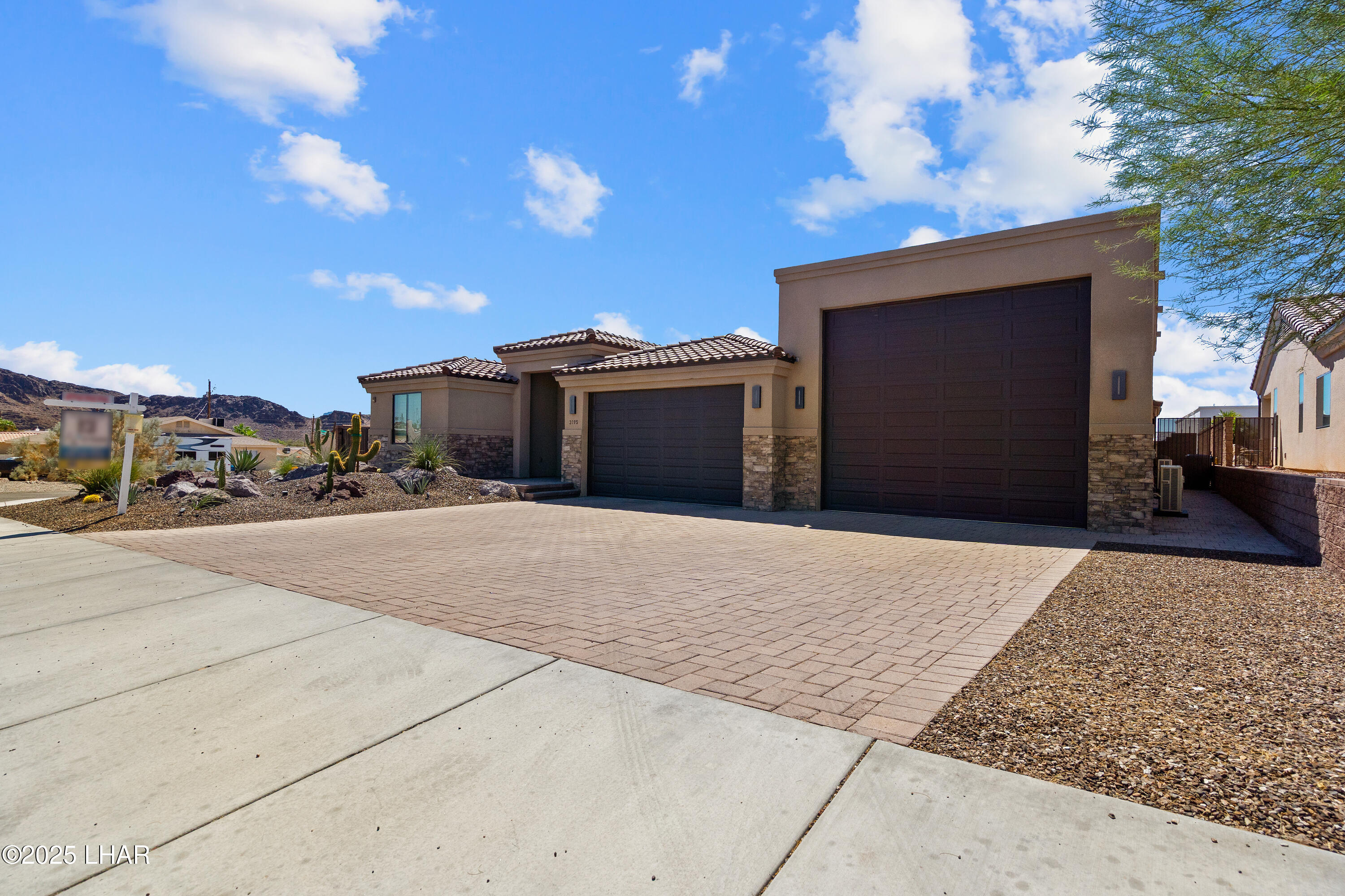 3195 Oro Grande Blvd