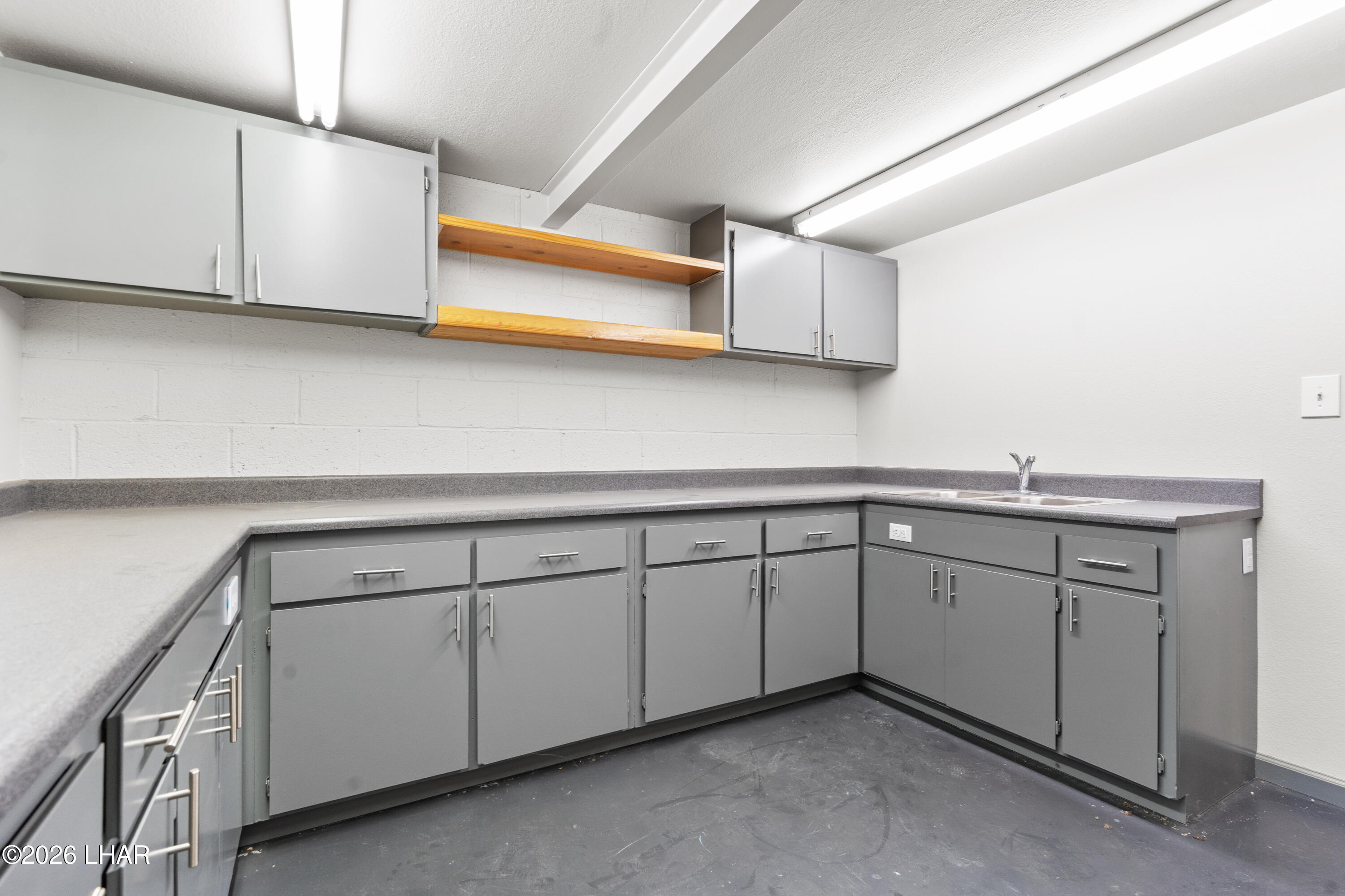 1600 W Acoma Blvd W 43