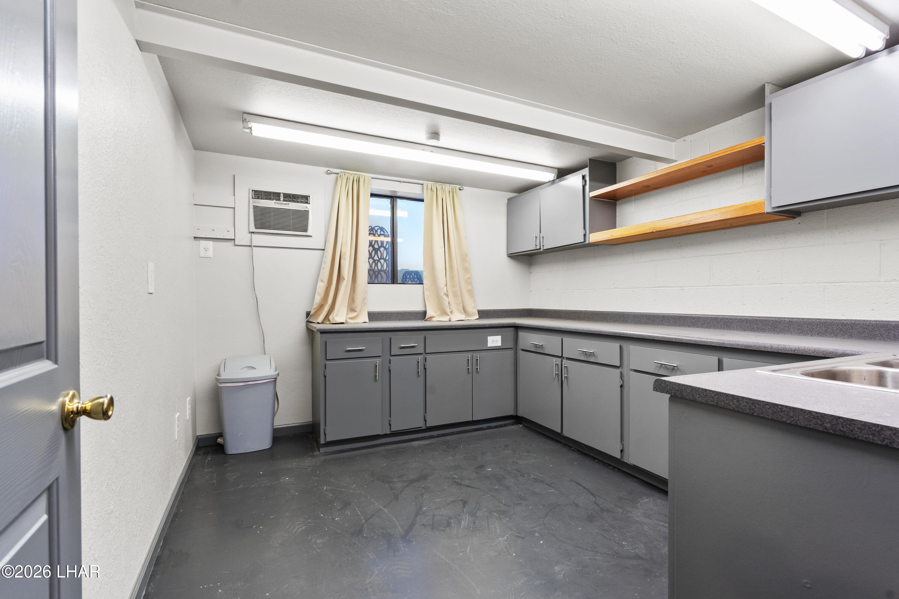 1600 W Acoma Blvd W 43