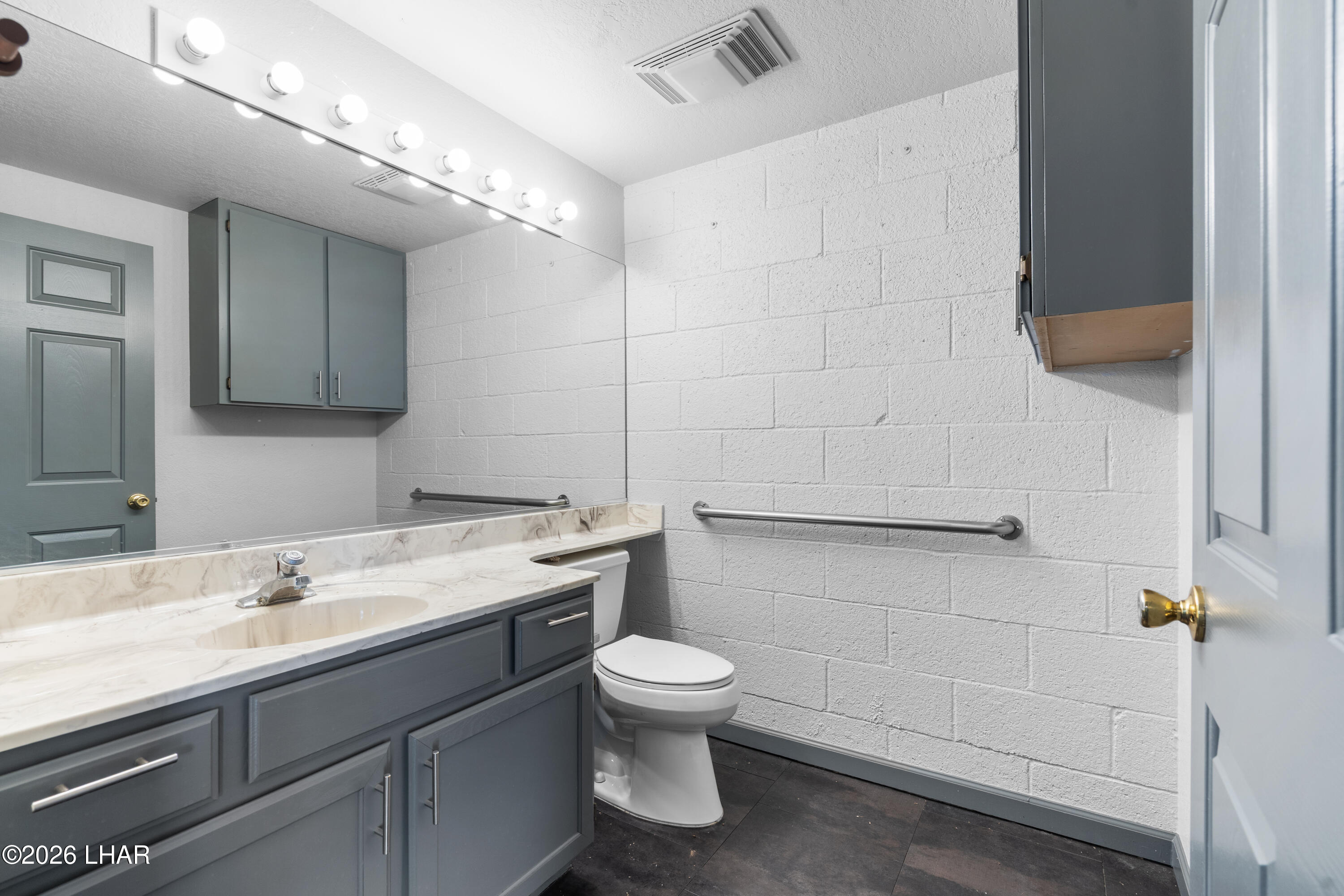 1600 W Acoma Blvd W 43