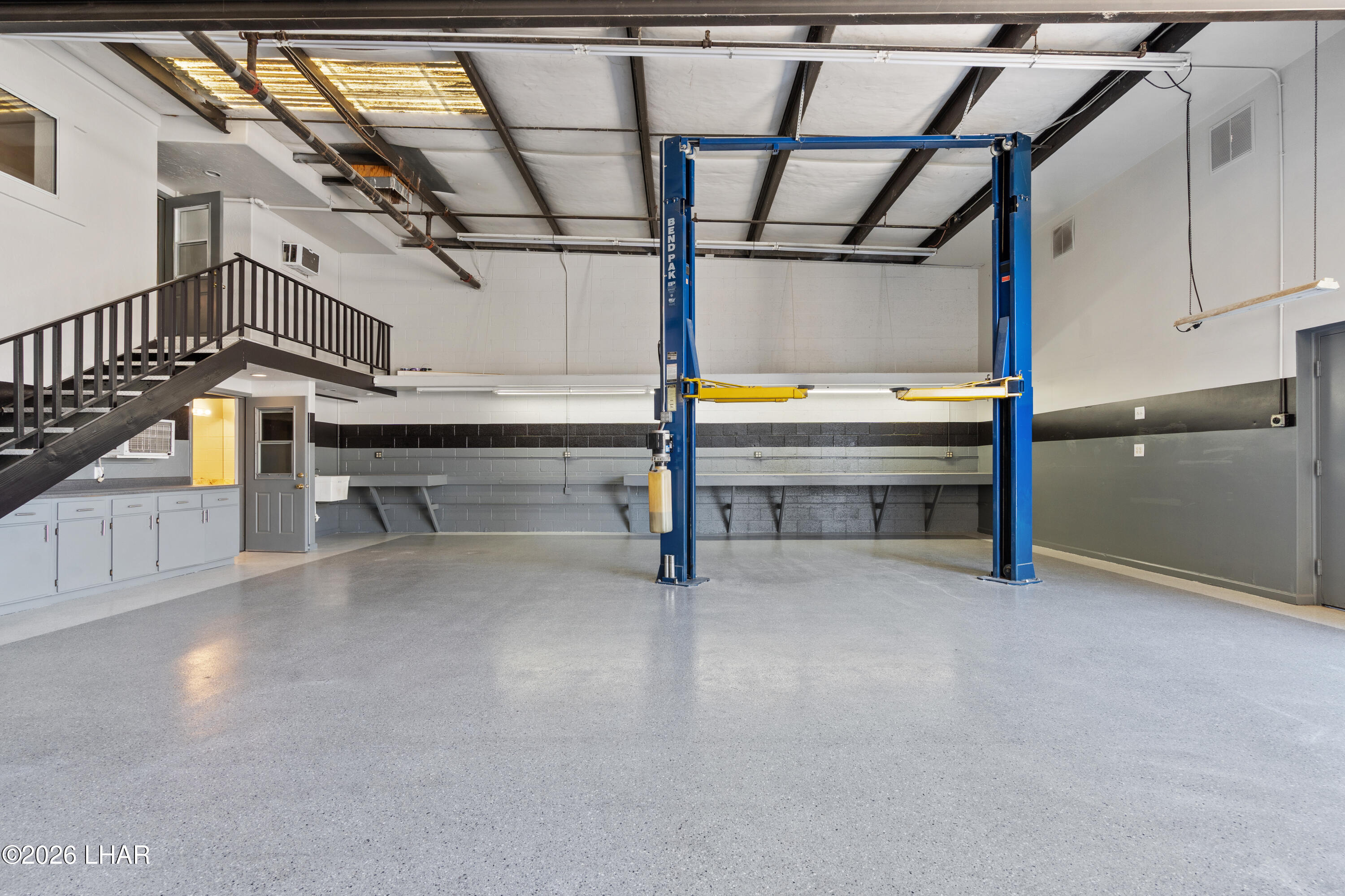 1600 W Acoma Blvd W 43