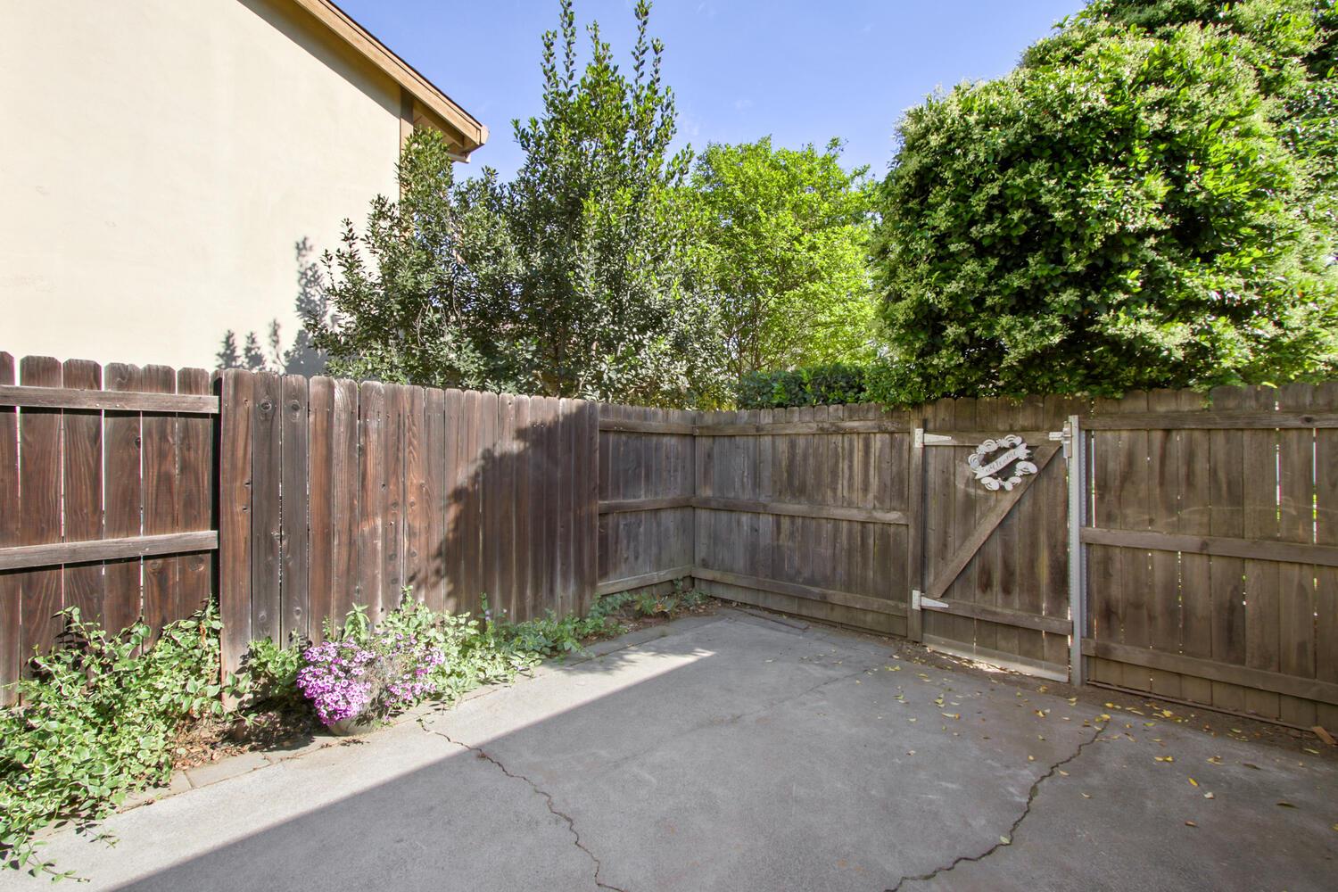 912 Los Robles