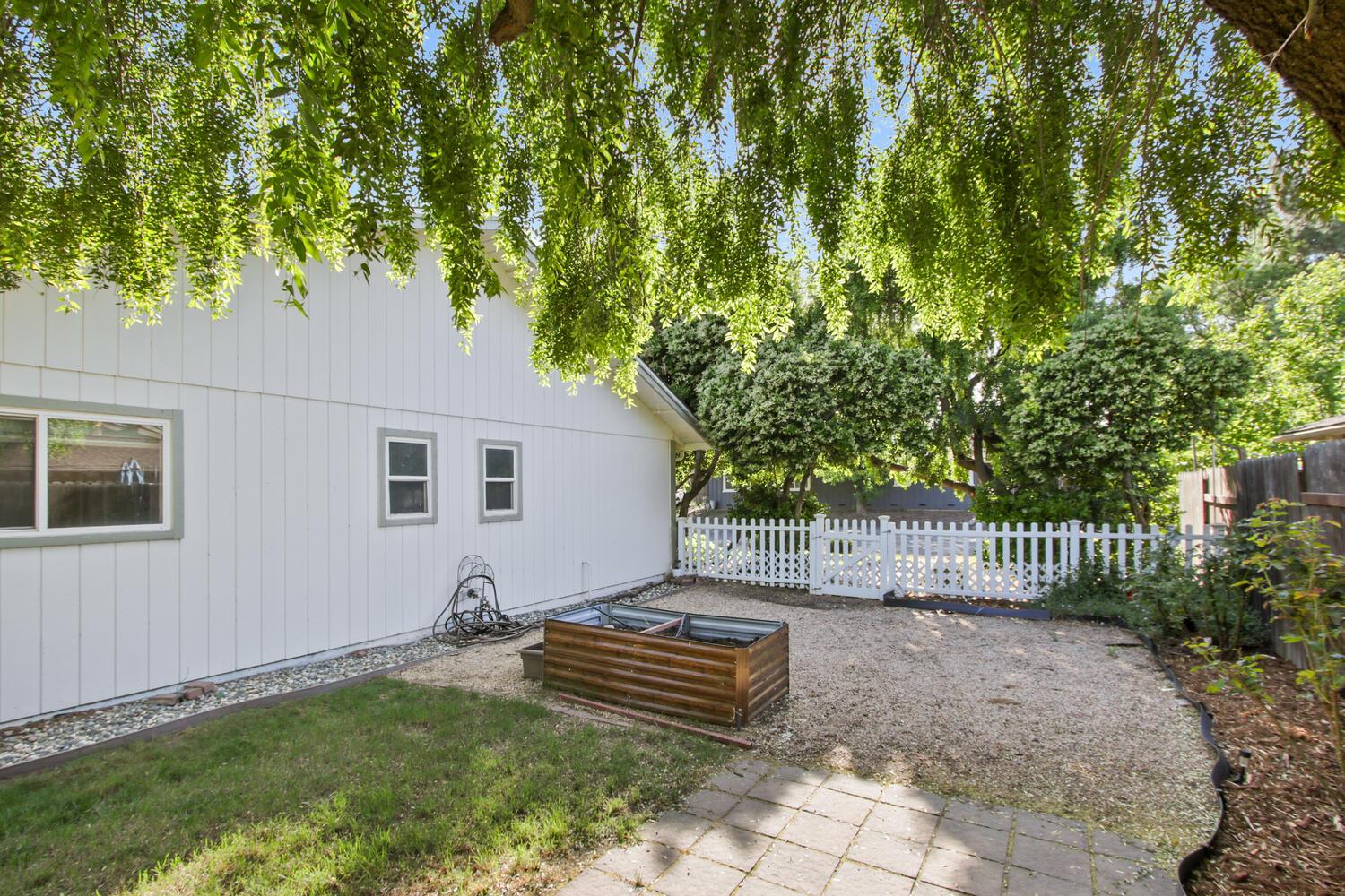 912 Los Robles