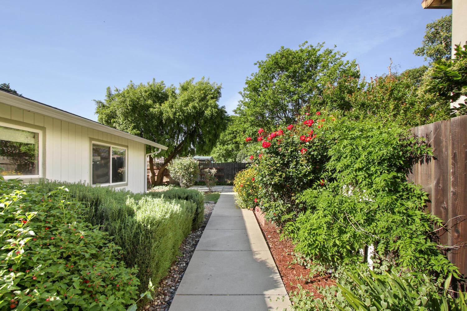 912 Los Robles