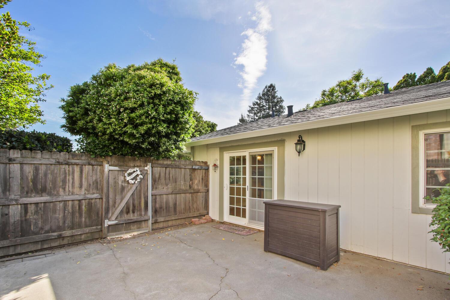 912 Los Robles