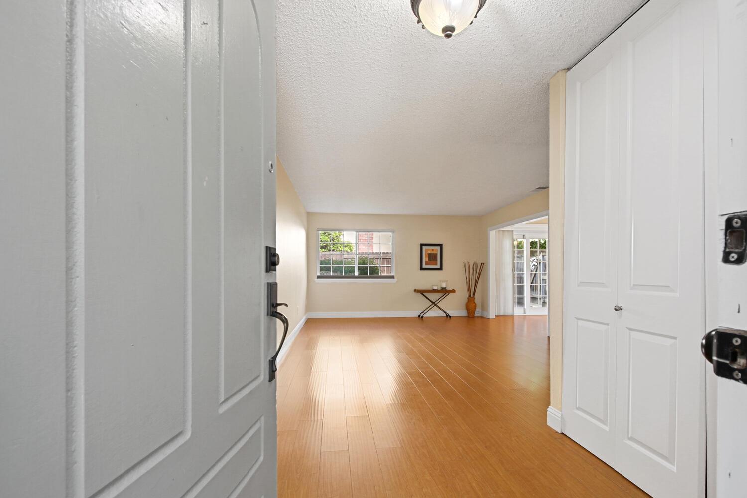 912 Los Robles