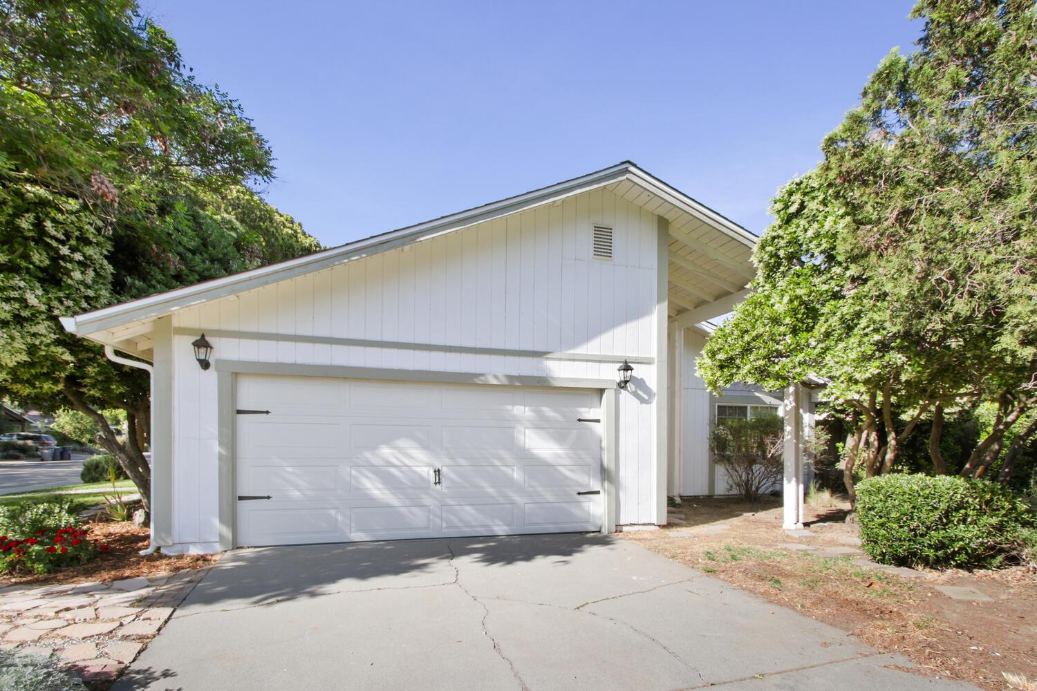 912 Los Robles