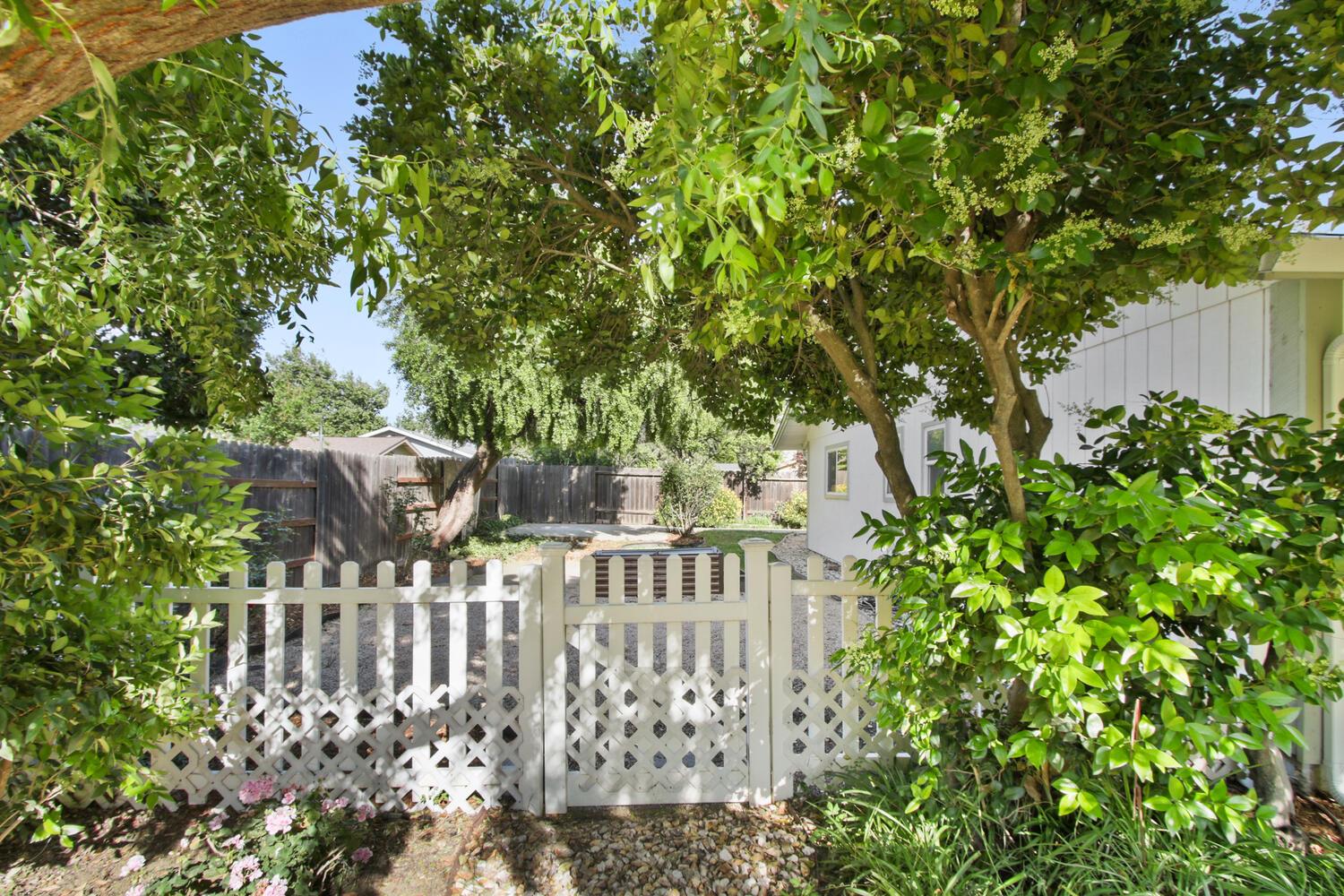 912 Los Robles