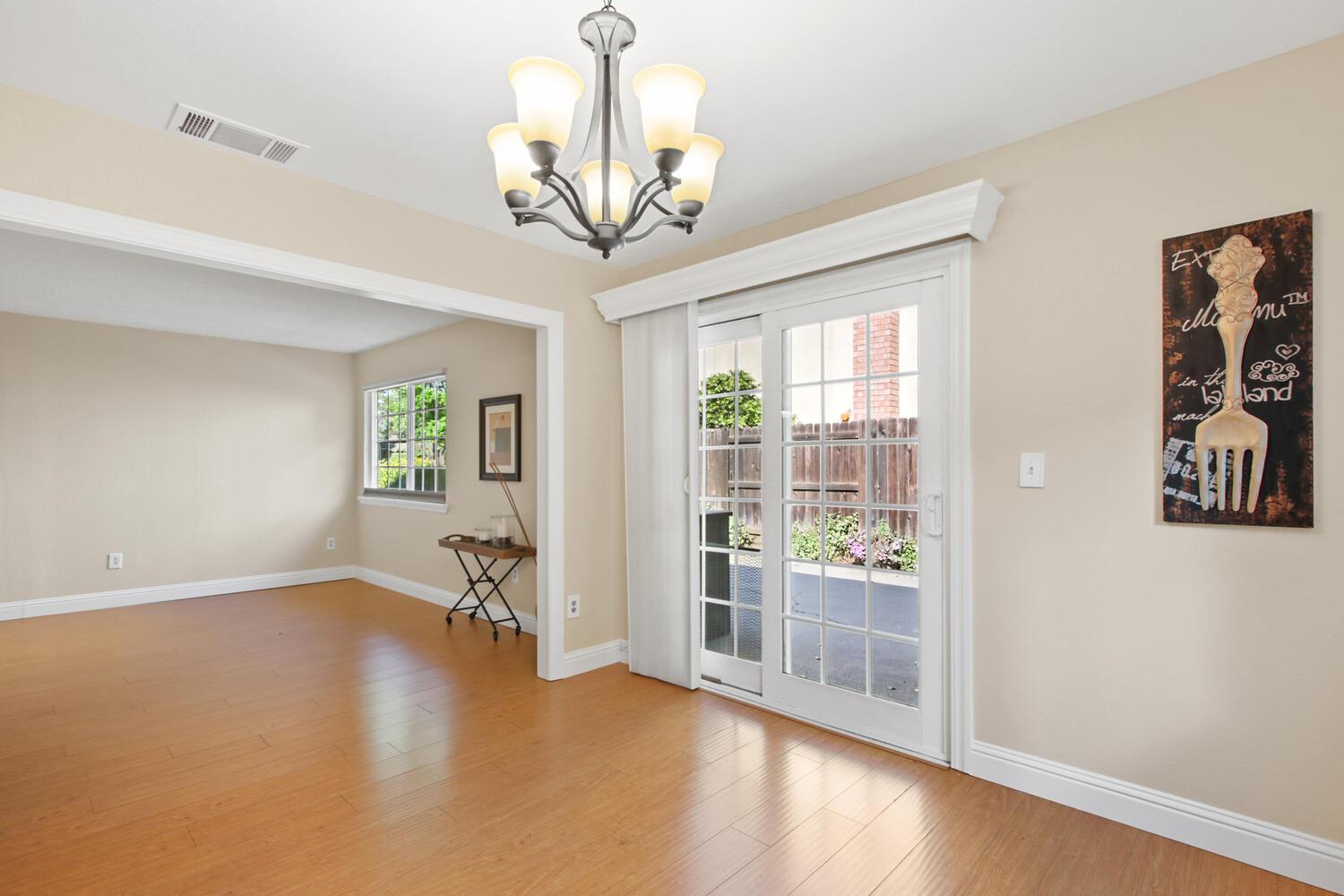 912 Los Robles