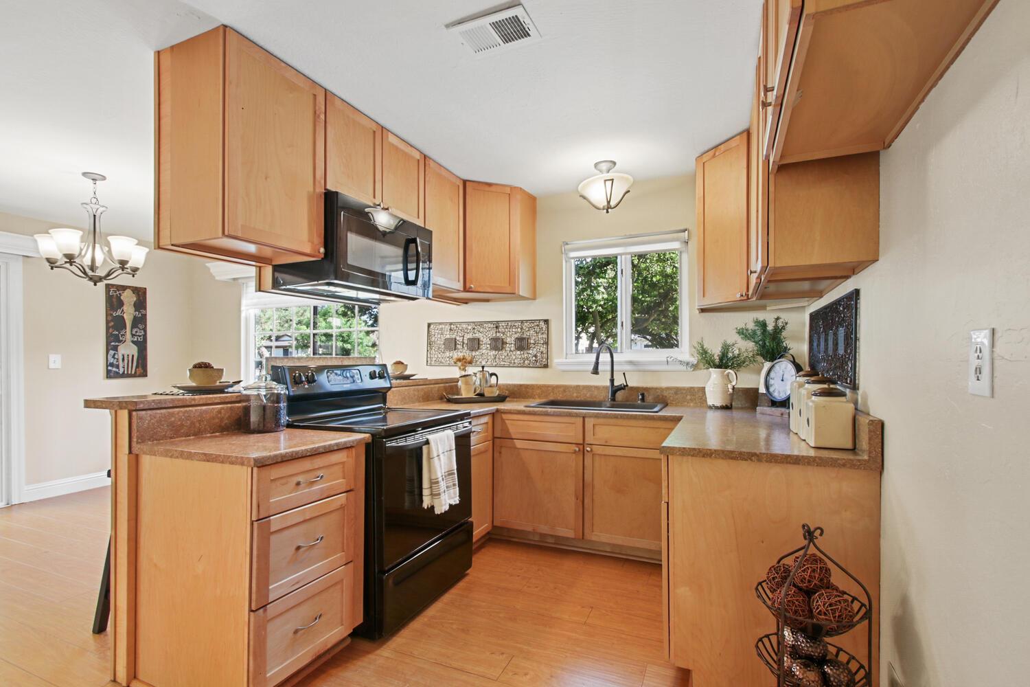 912 Los Robles