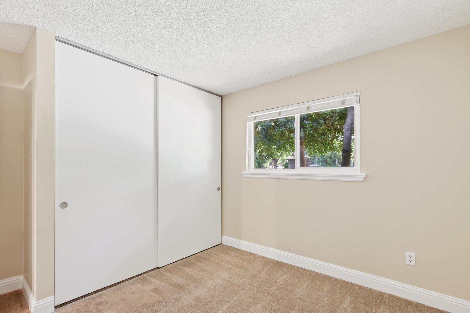 912 Los Robles