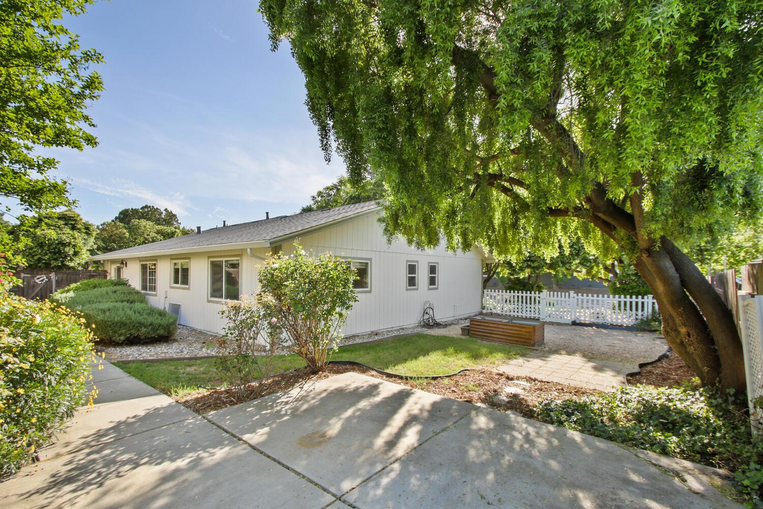 912 Los Robles