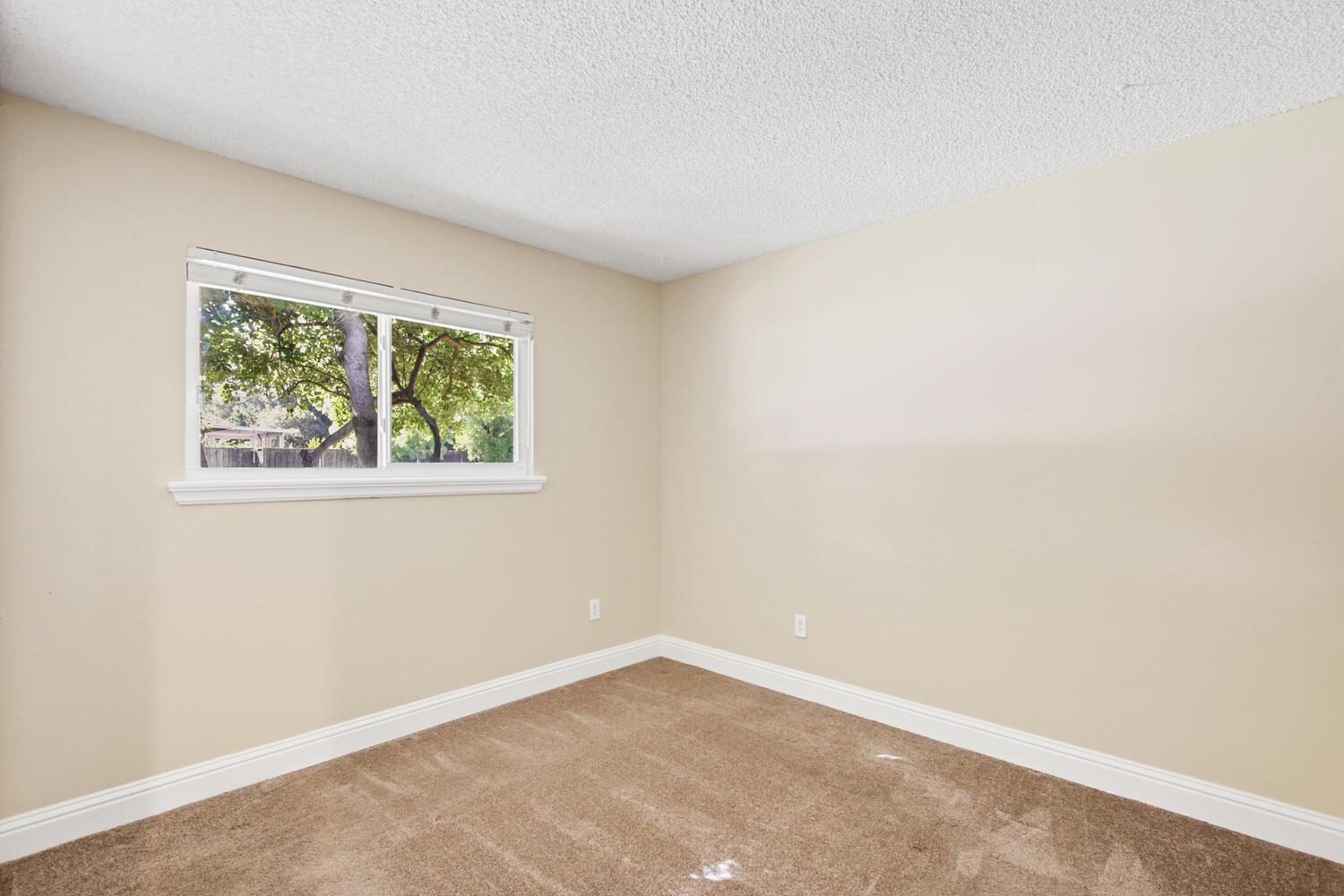 912 Los Robles