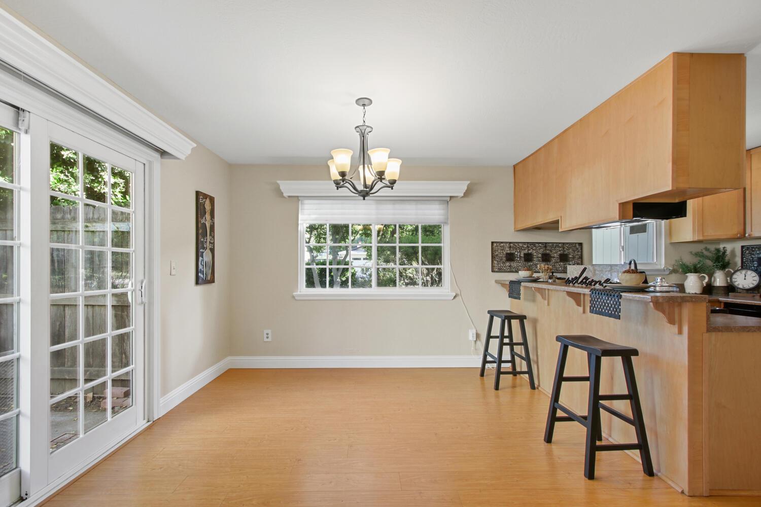 912 Los Robles