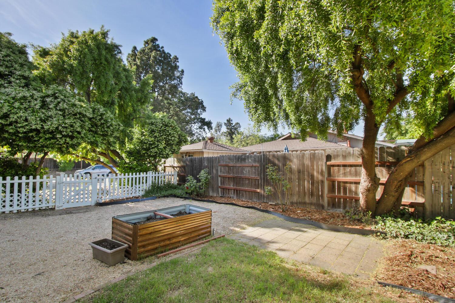 912 Los Robles