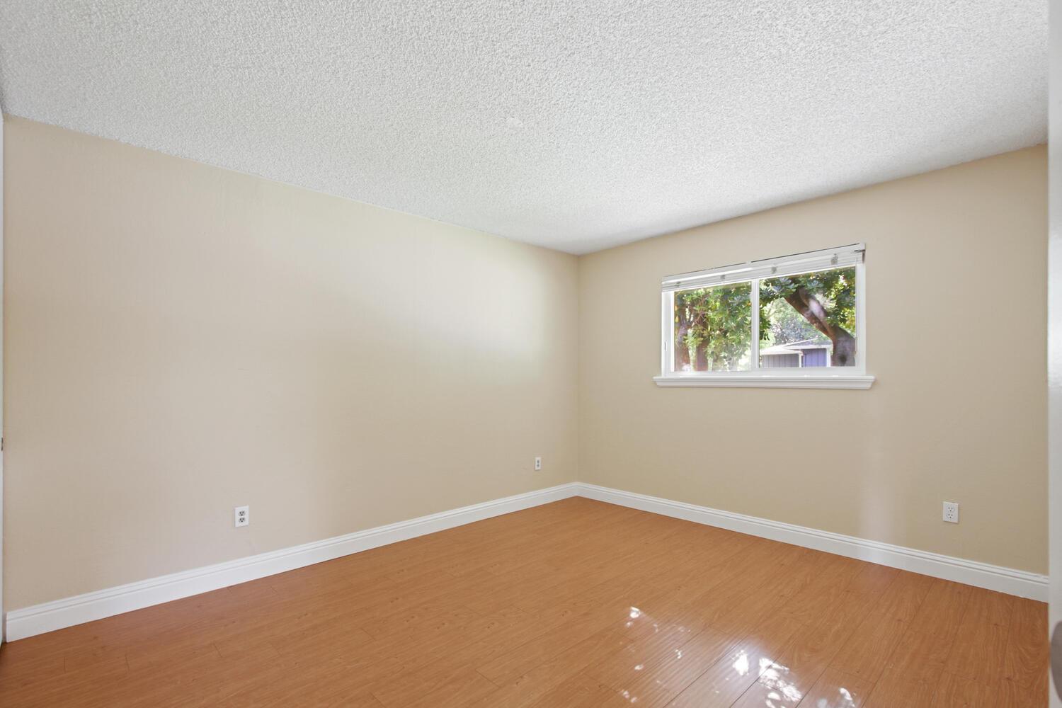 912 Los Robles