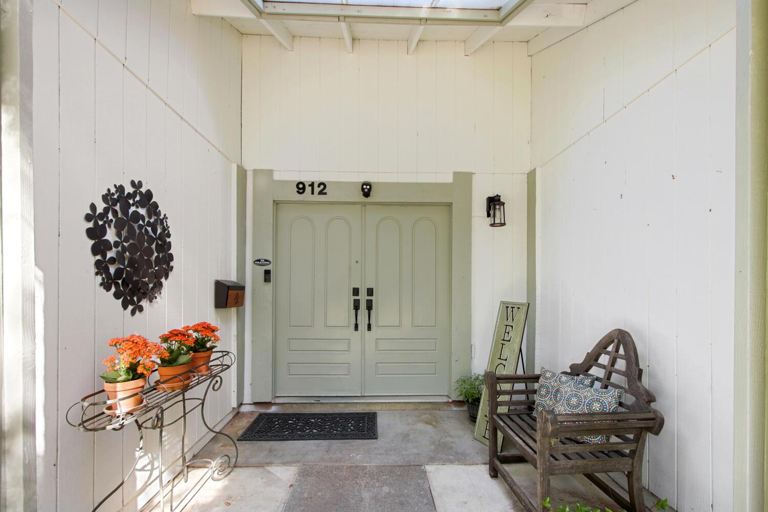 912 Los Robles