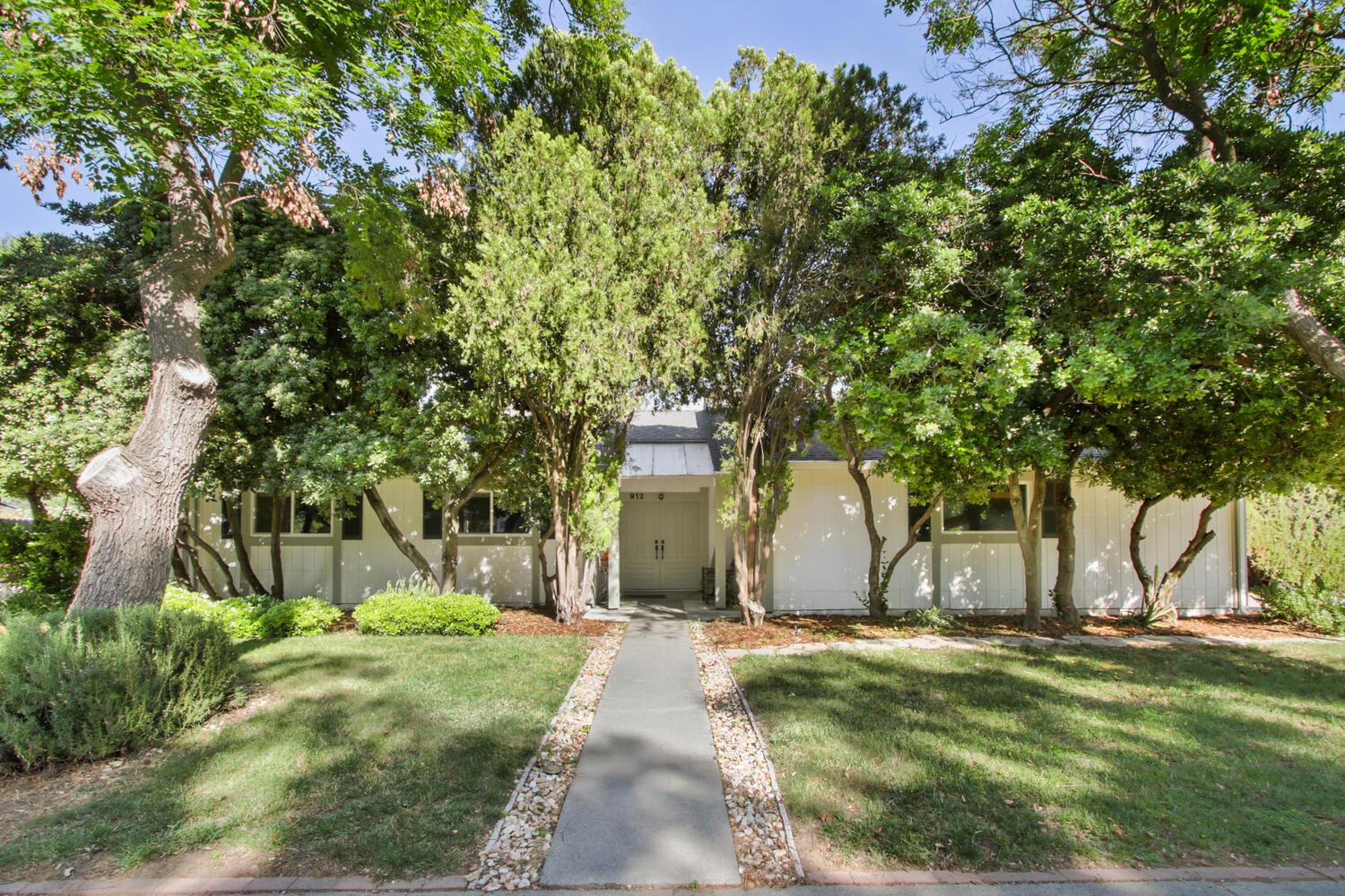 912 Los Robles
