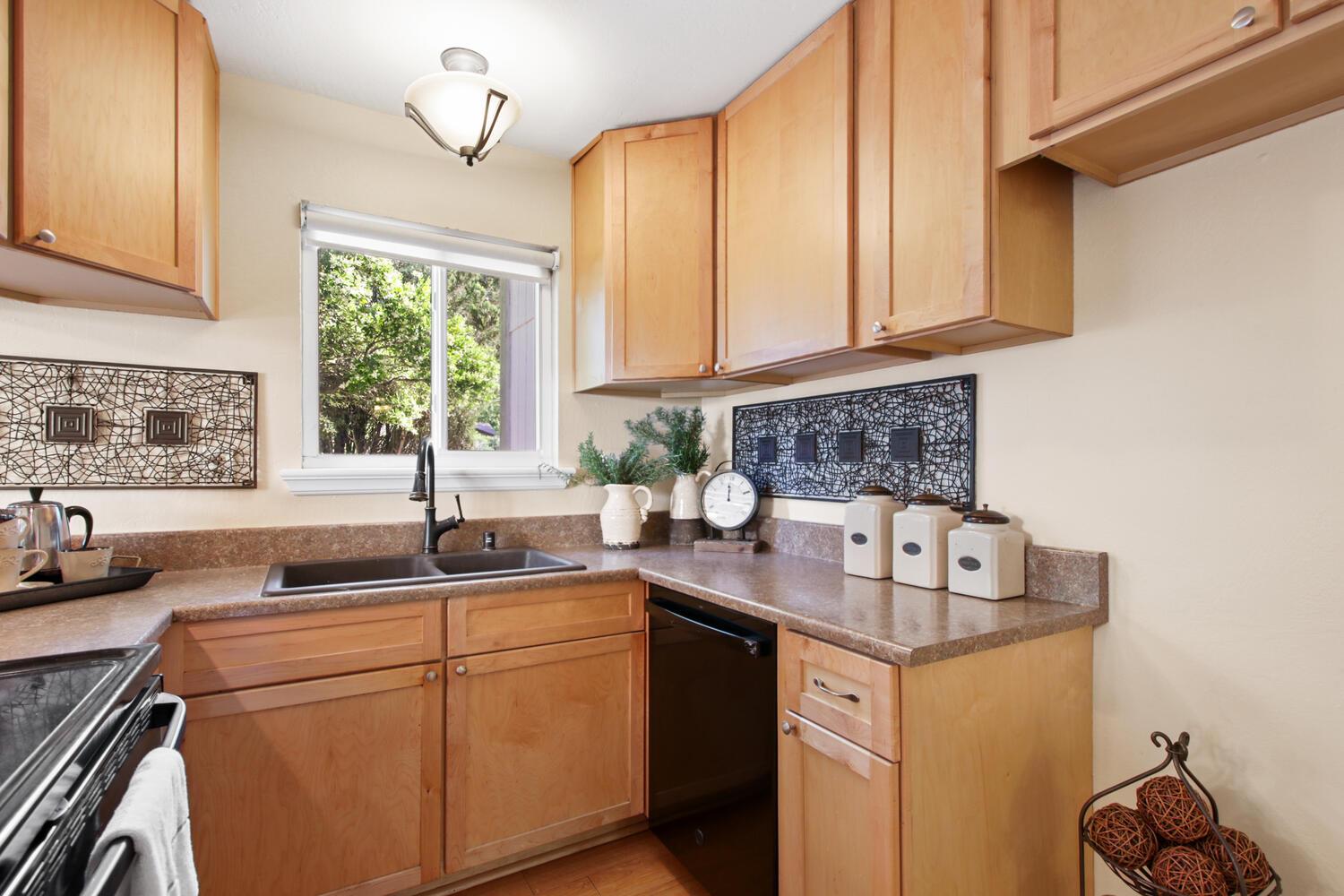912 Los Robles