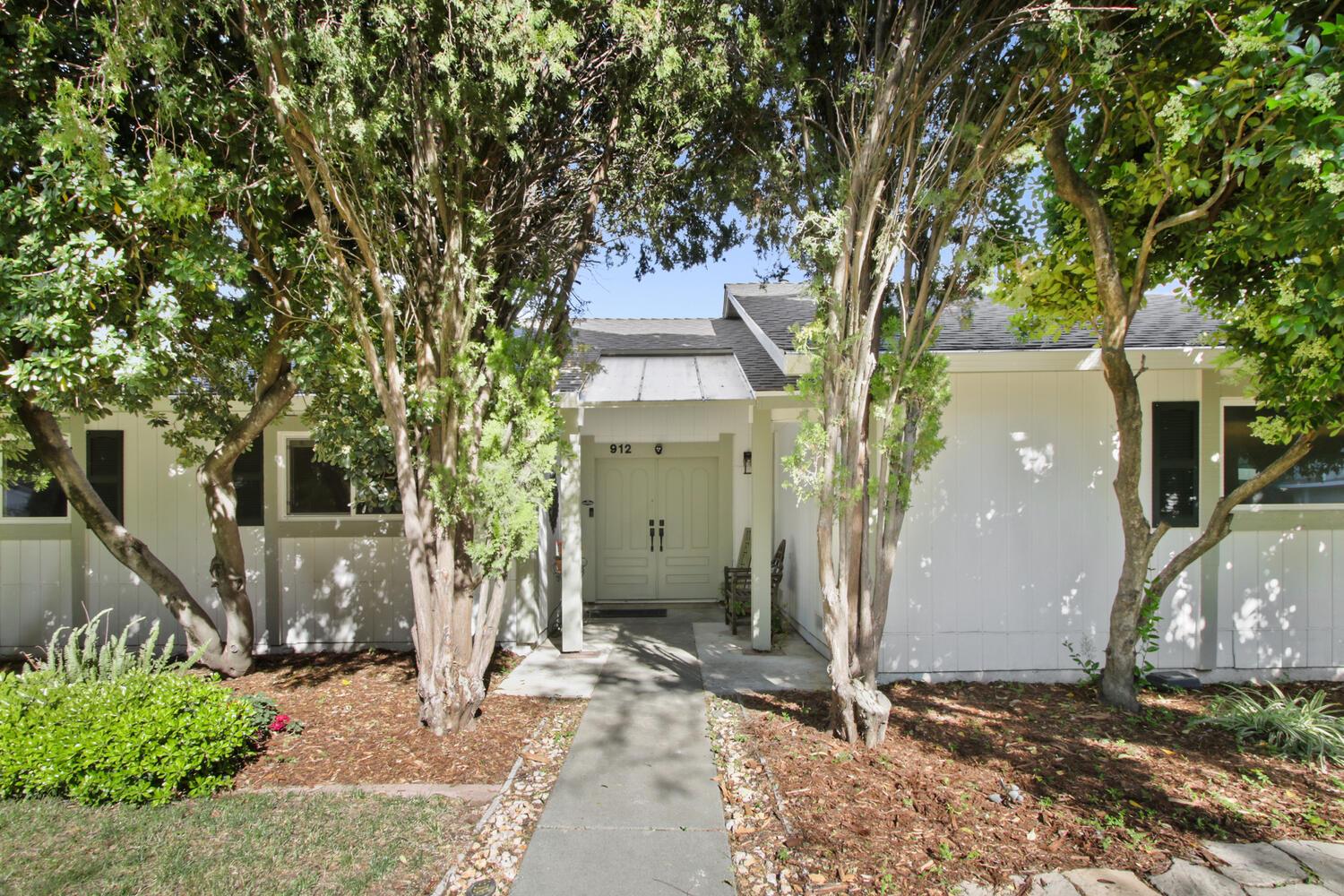 912 Los Robles