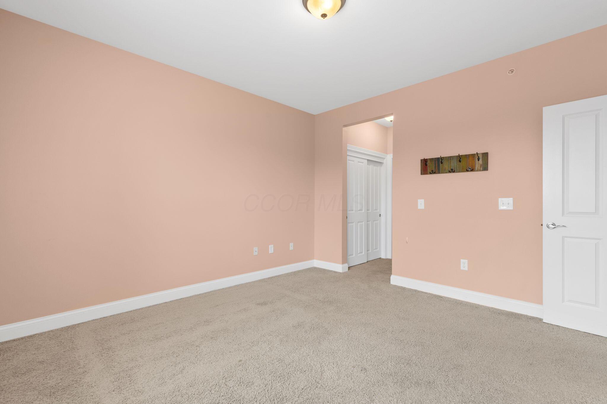 925 Ingleside Avenue, 213