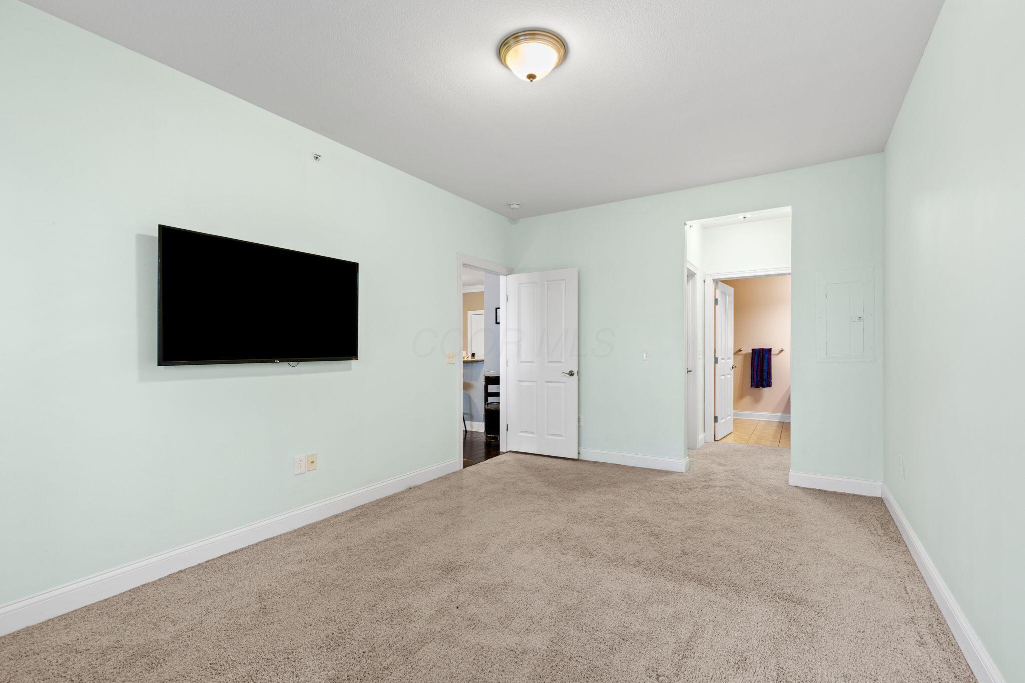 925 Ingleside Avenue, 213