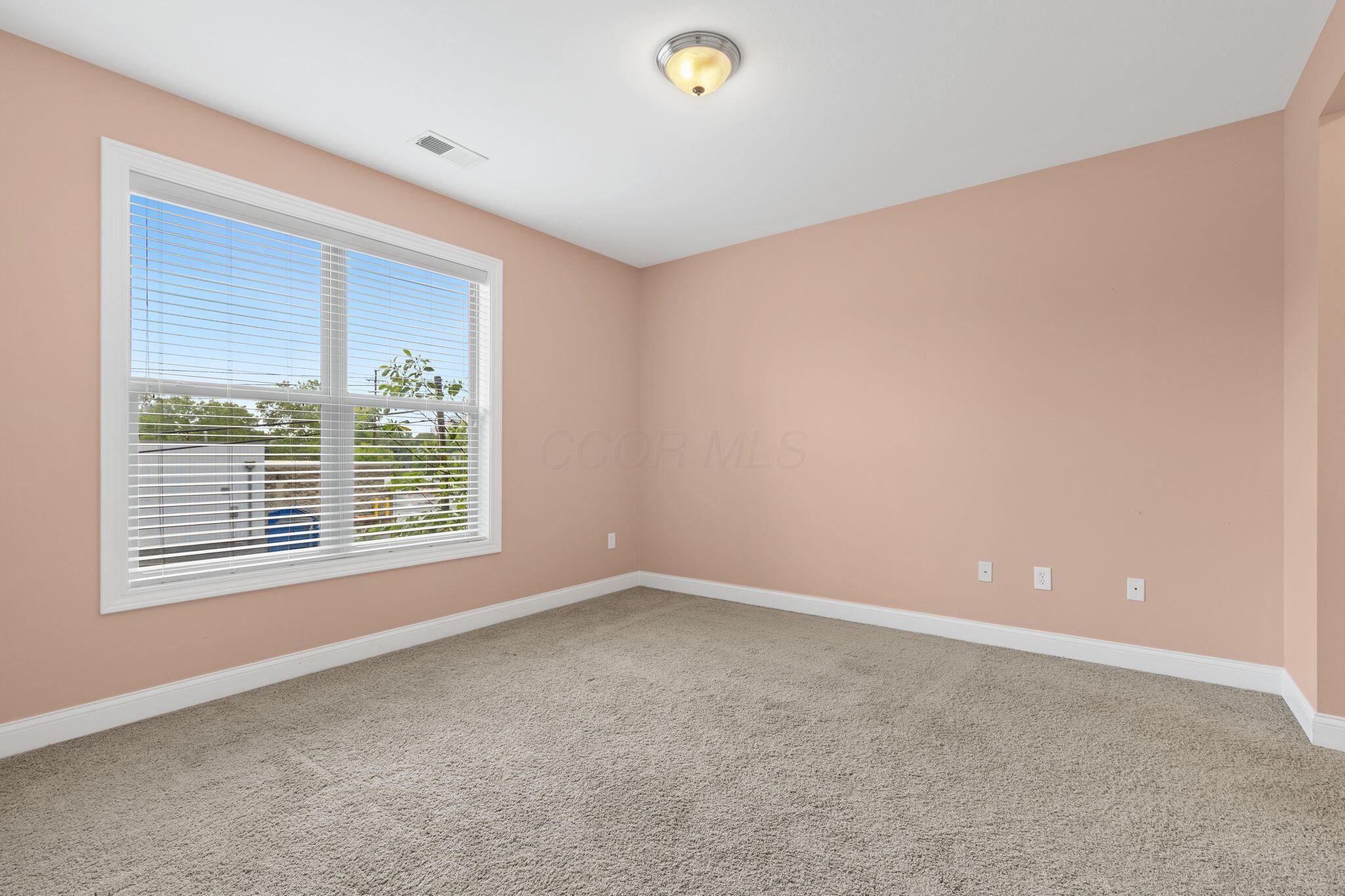 925 Ingleside Avenue, 213