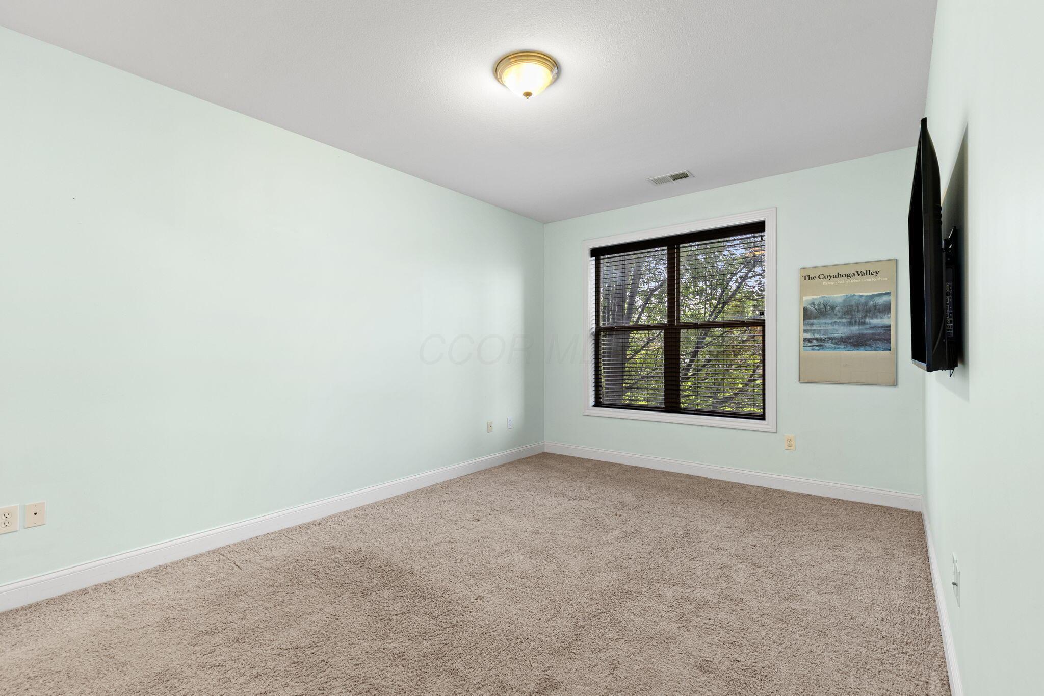 925 Ingleside Avenue, 213