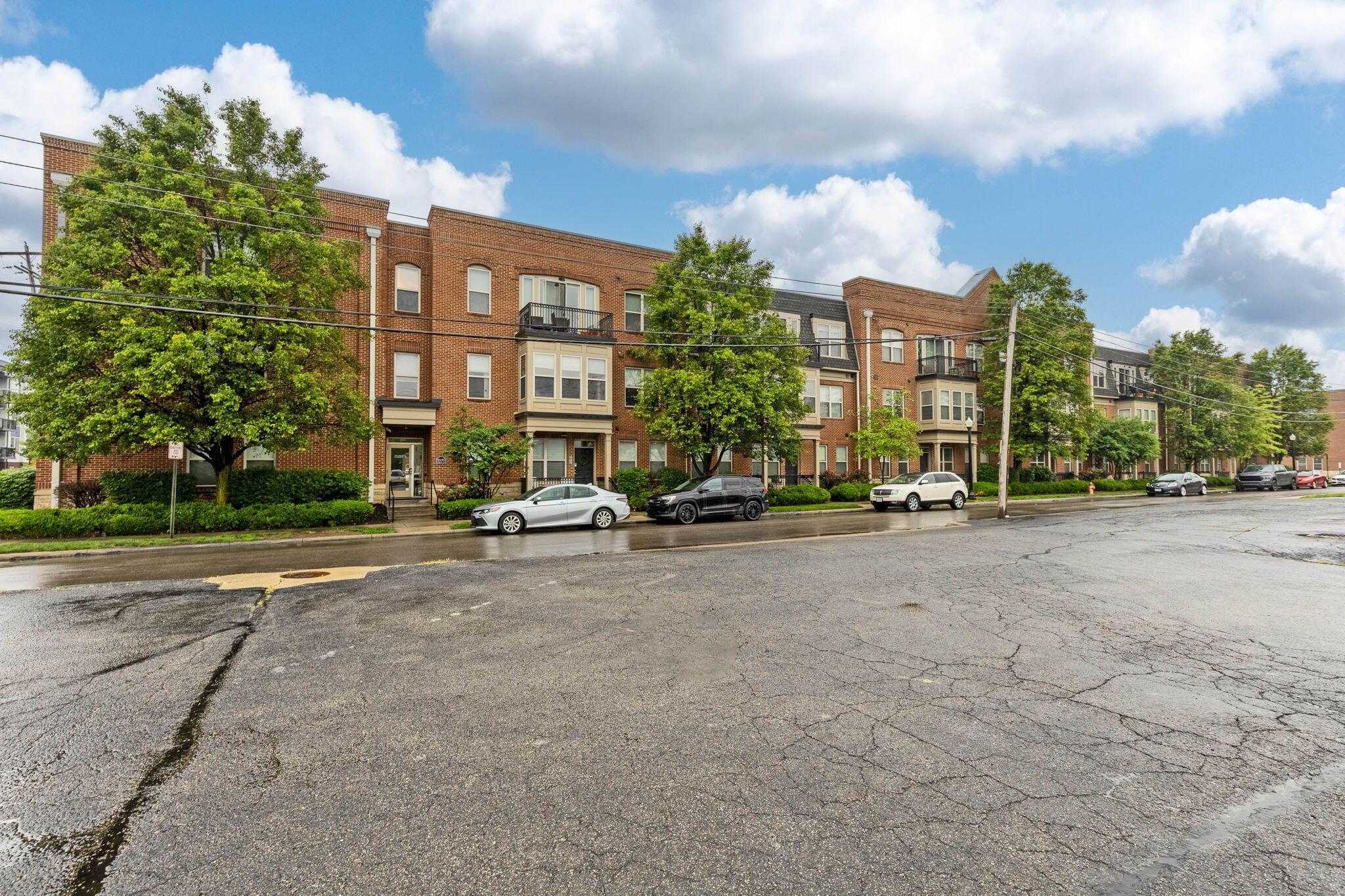 925 Ingleside Avenue, 213