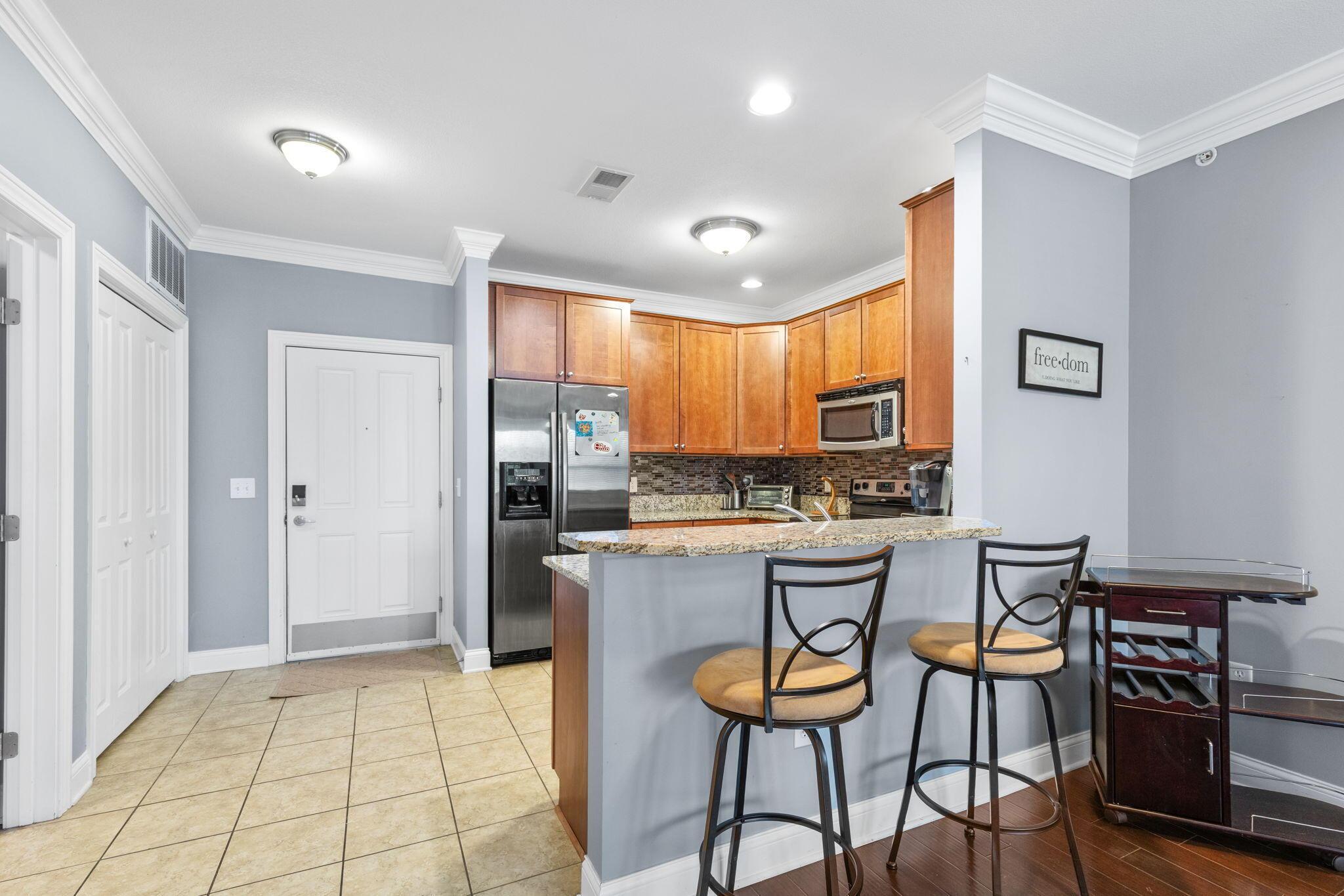 925 Ingleside Avenue, 213